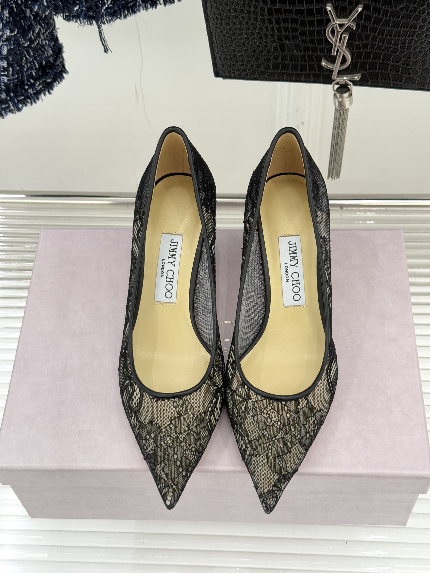 Jimmy Choo经典蕾丝尖头高跟鞋超级仙的一款啊！美得让人窒息！蕾丝给人以一种很神秘的感觉朦胧看不清