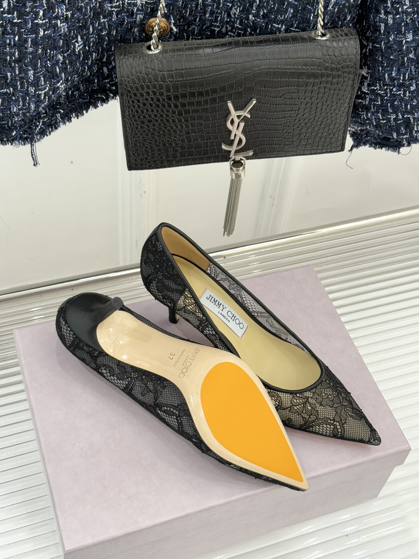 Jimmy Choo经典蕾丝尖头高跟鞋超级仙的一款啊！美得让人窒息！蕾丝给人以一种很神秘的感觉朦胧看不清