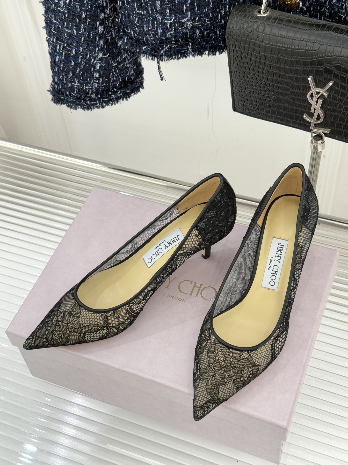 Jimmy Choo经典蕾丝尖头高跟鞋超级仙的一款啊！美得让人窒息！蕾丝给人以一种很神秘的感觉朦胧看不清