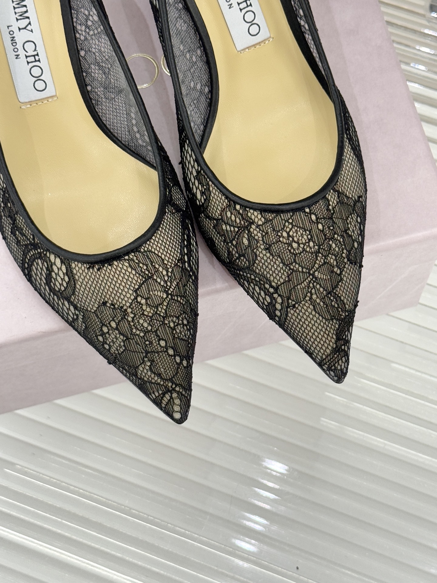 Jimmy Choo经典蕾丝尖头高跟鞋超级仙的一款啊！美得让人窒息！蕾丝给人以一种很神秘的感觉朦胧看不清