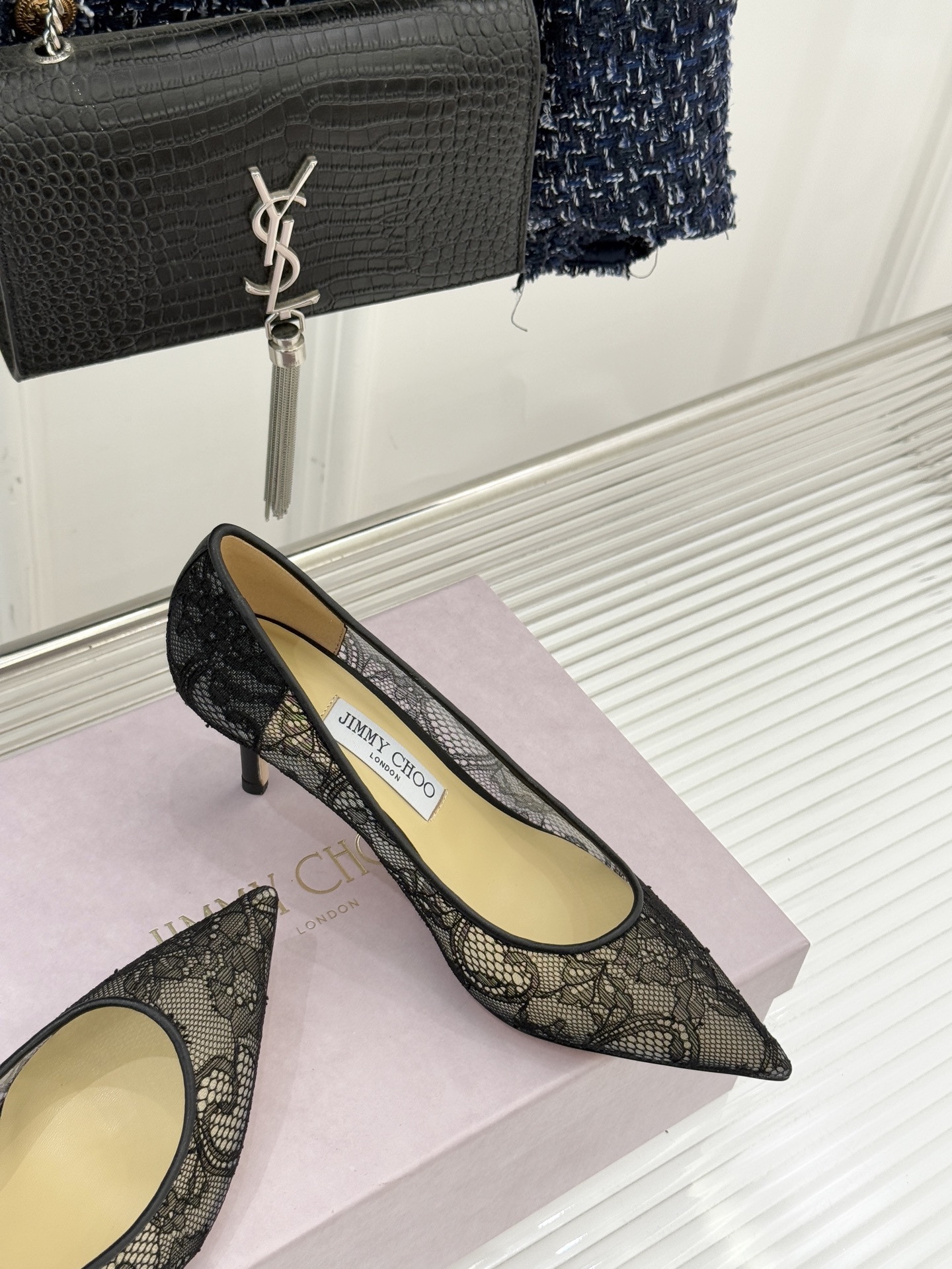 Jimmy Choo经典蕾丝尖头高跟鞋超级仙的一款啊！美得让人窒息！蕾丝给人以一种很神秘的感觉朦胧看不清