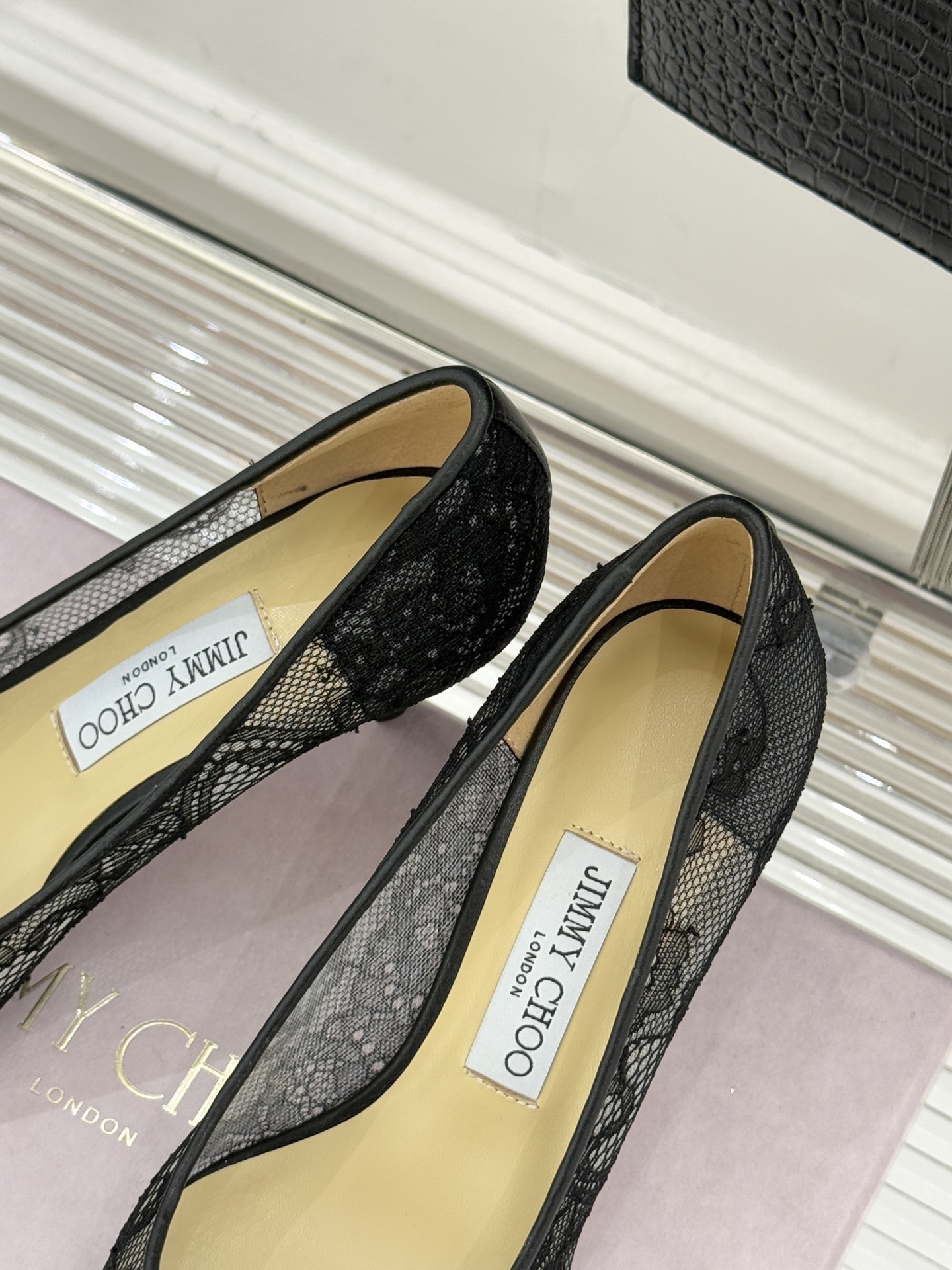 Jimmy Choo经典蕾丝尖头高跟鞋超级仙的一款啊！美得让人窒息！蕾丝给人以一种很神秘的感觉朦胧看不清