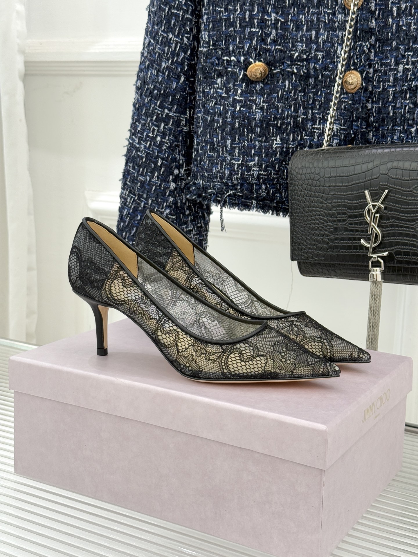 Jimmy Choo经典蕾丝尖头高跟鞋超级仙的一款啊！美得让人窒息！蕾丝给人以一种很神秘的感觉朦胧看不清