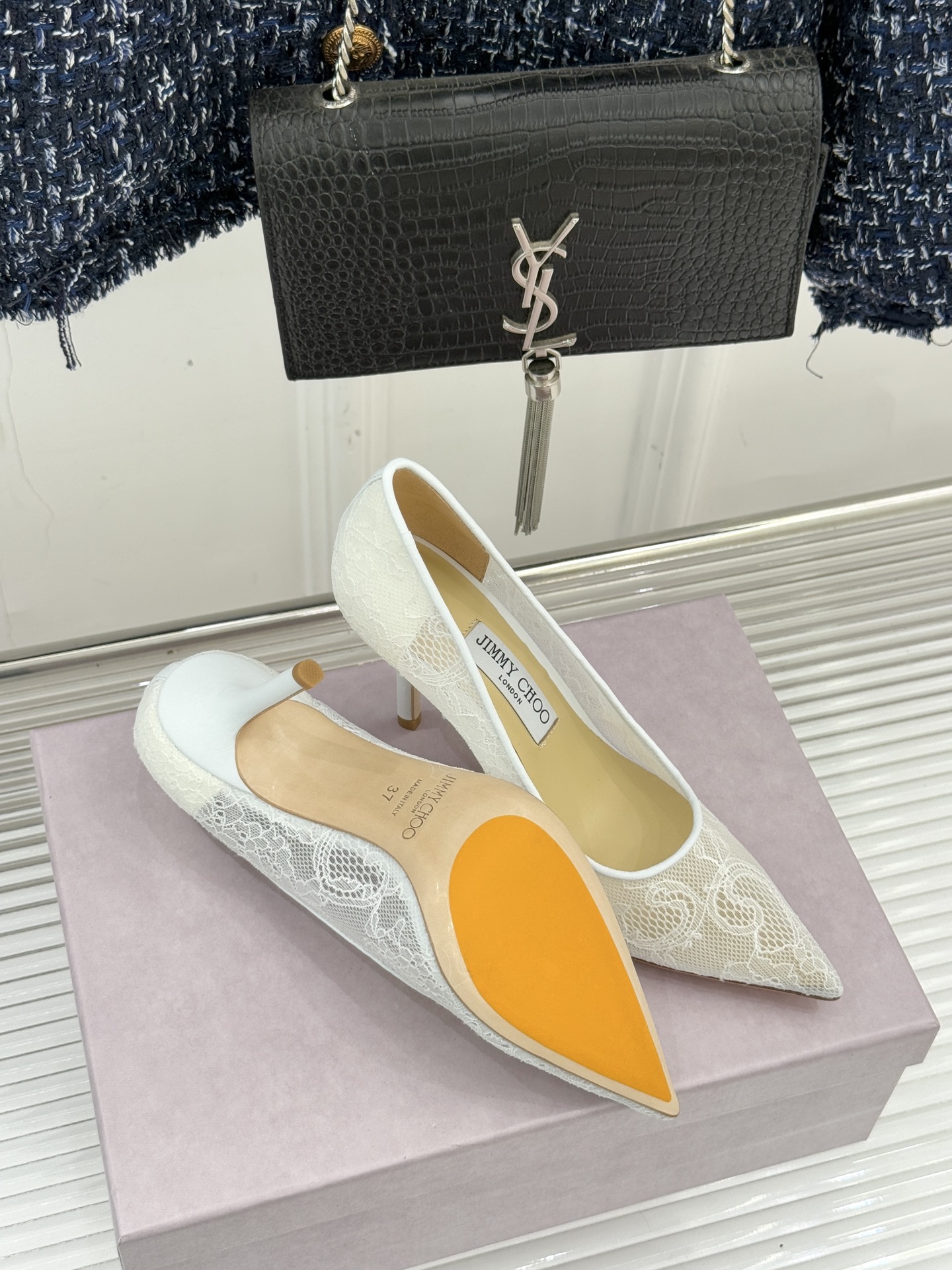 Jimmy Choo经典蕾丝尖头高跟鞋超级仙的一款啊！美得让人窒息！蕾丝给人以一种很神秘的感觉朦胧看不清