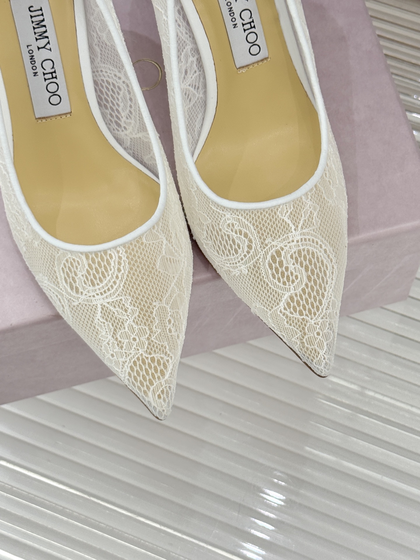Jimmy Choo经典蕾丝尖头高跟鞋超级仙的一款啊！美得让人窒息！蕾丝给人以一种很神秘的感觉朦胧看不清