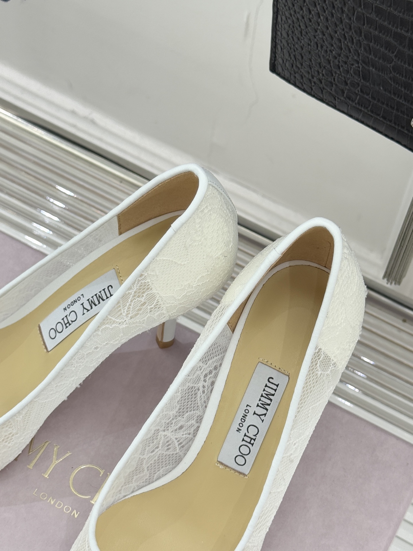 Jimmy Choo经典蕾丝尖头高跟鞋超级仙的一款啊！美得让人窒息！蕾丝给人以一种很神秘的感觉朦胧看不清