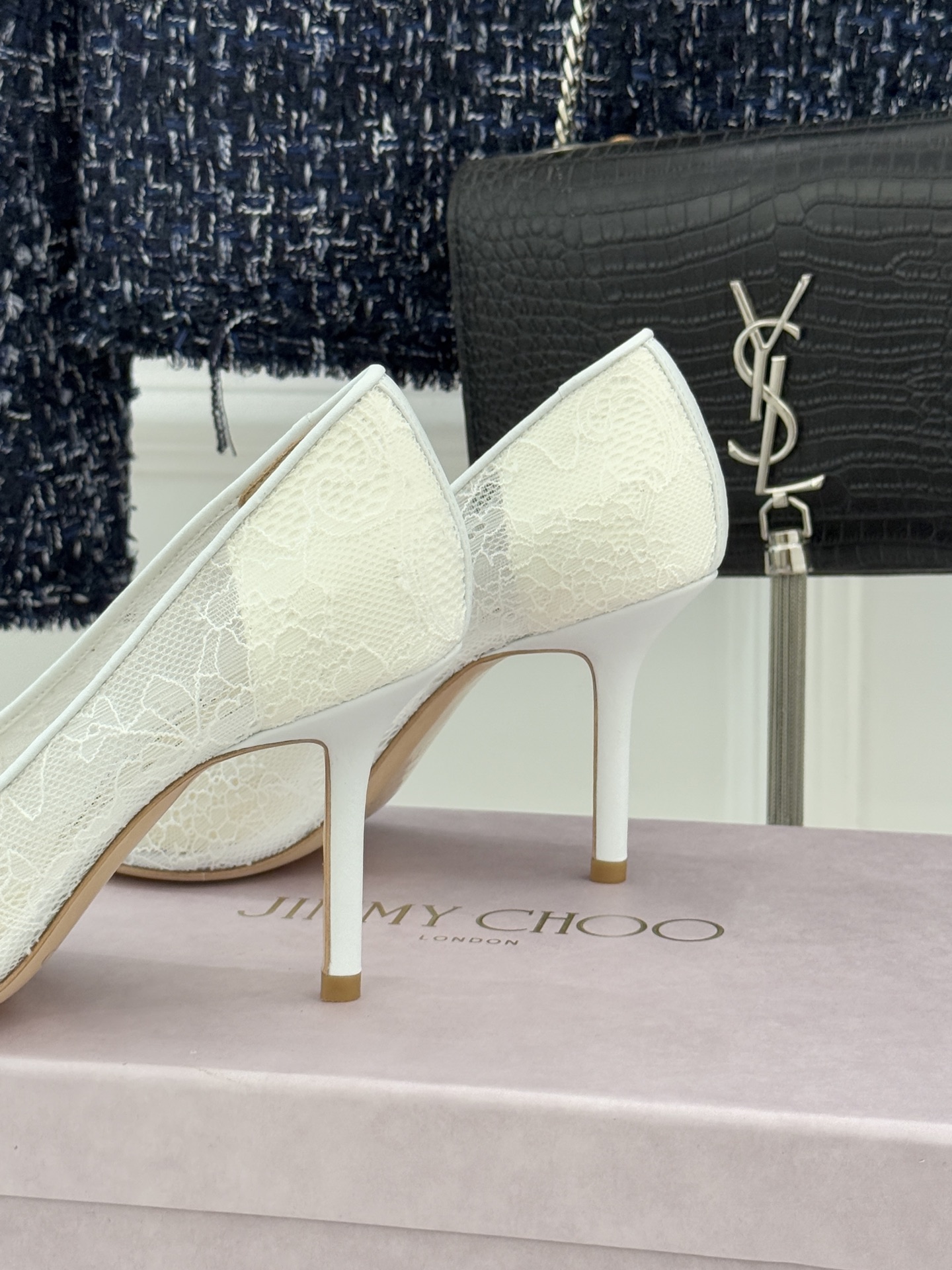 Jimmy Choo经典蕾丝尖头高跟鞋超级仙的一款啊！美得让人窒息！蕾丝给人以一种很神秘的感觉朦胧看不清