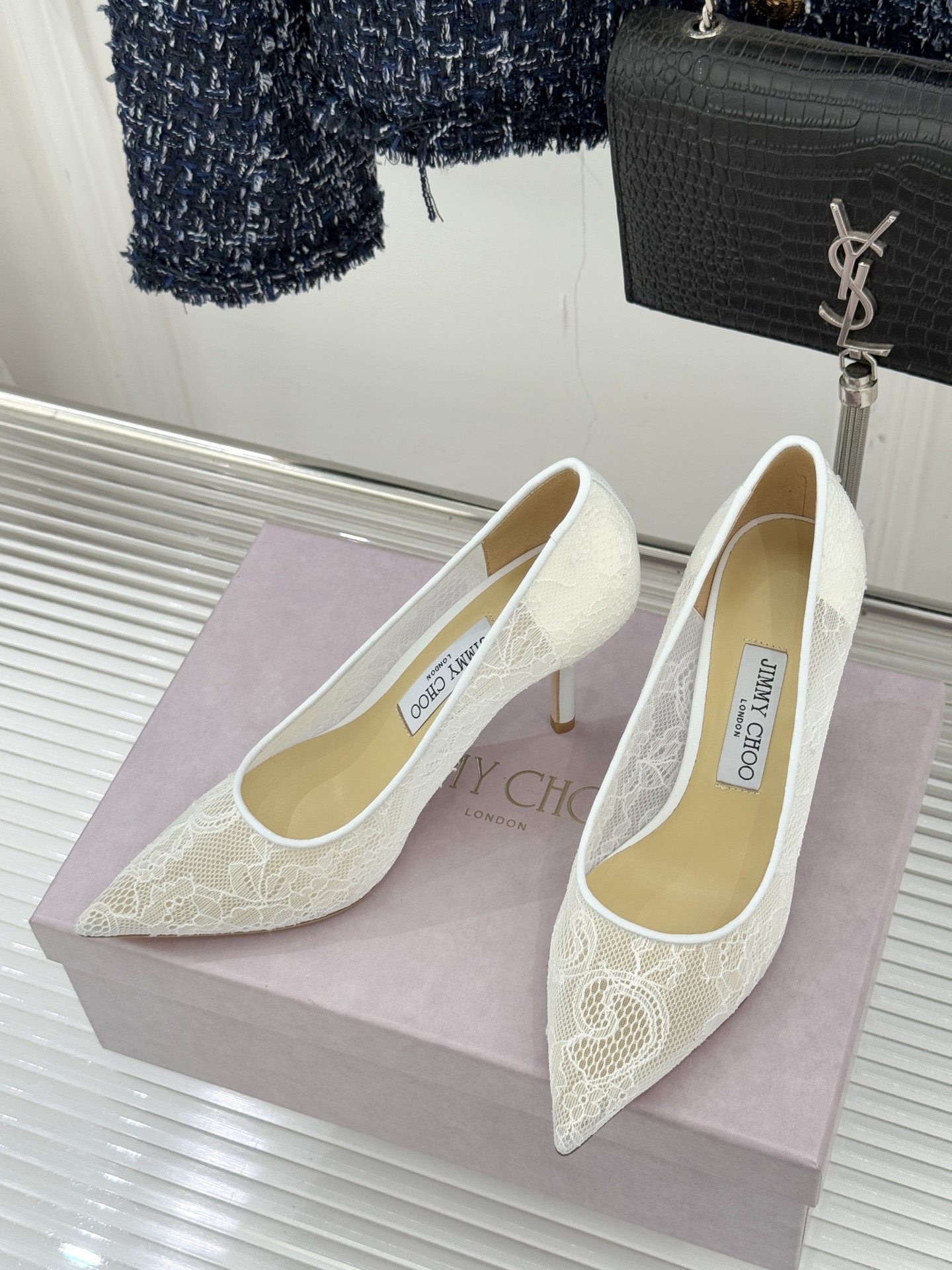 Jimmy Choo经典蕾丝尖头高跟鞋超级仙的一款啊！美得让人窒息！蕾丝给人以一种很神秘的感觉朦胧看不清