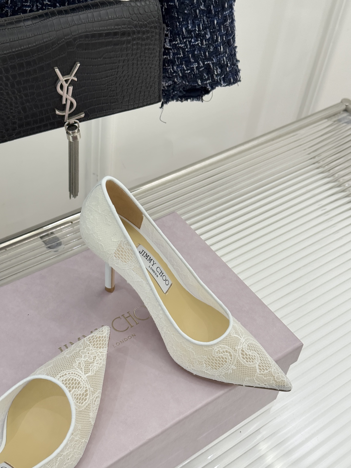 Jimmy Choo经典蕾丝尖头高跟鞋超级仙的一款啊！美得让人窒息！蕾丝给人以一种很神秘的感觉朦胧看不清