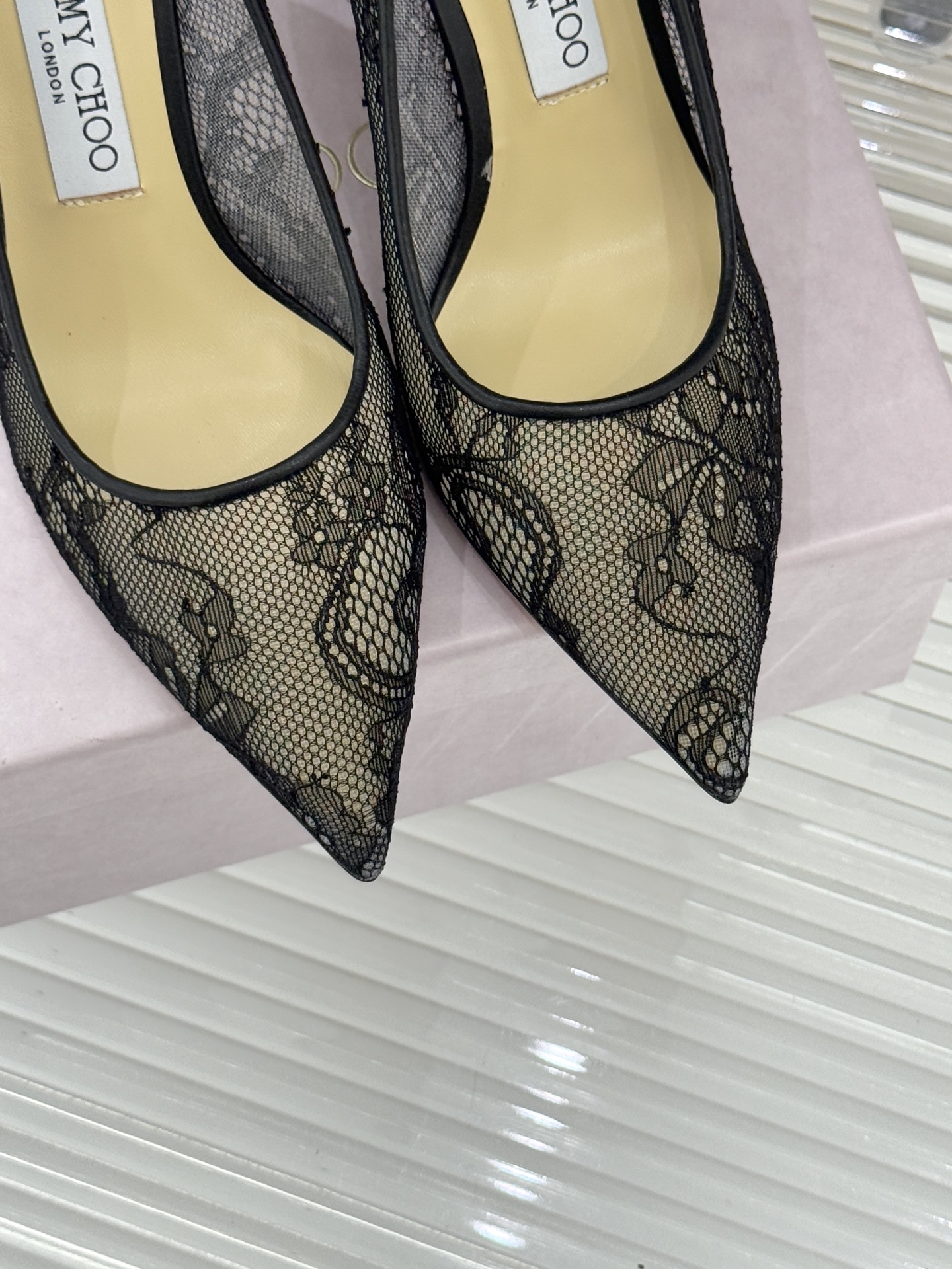 Jimmy Choo经典蕾丝尖头高跟鞋超级仙的一款啊！美得让人窒息！蕾丝给人以一种很神秘的感觉朦胧看不清