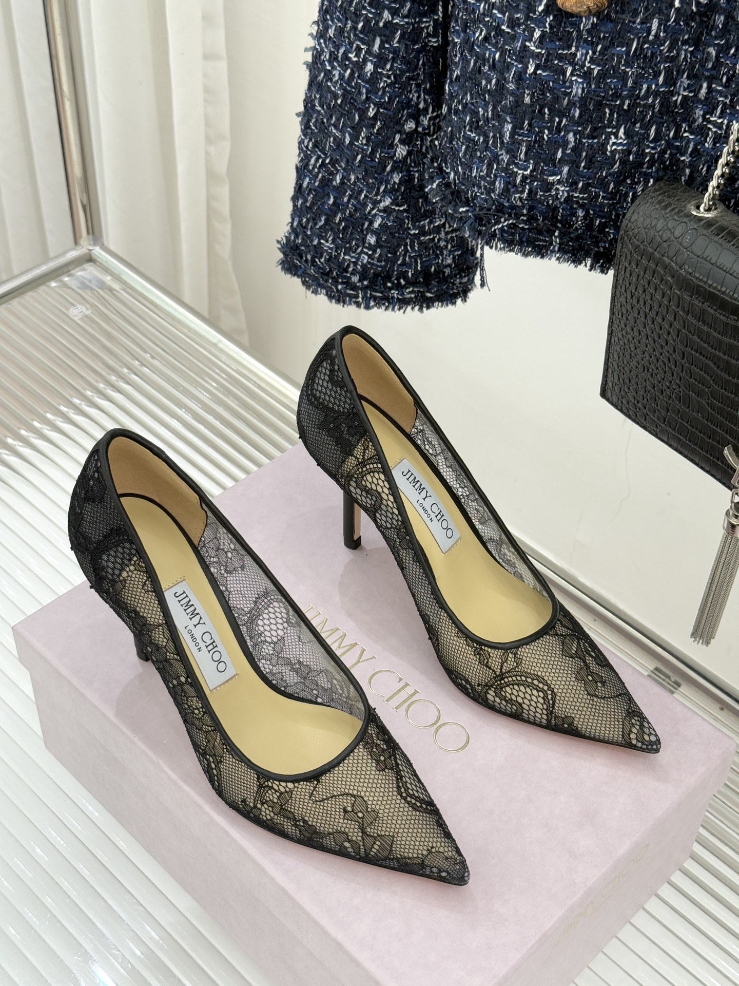 Jimmy Choo经典蕾丝尖头高跟鞋超级仙的一款啊！美得让人窒息！蕾丝给人以一种很神秘的感觉朦胧看不清