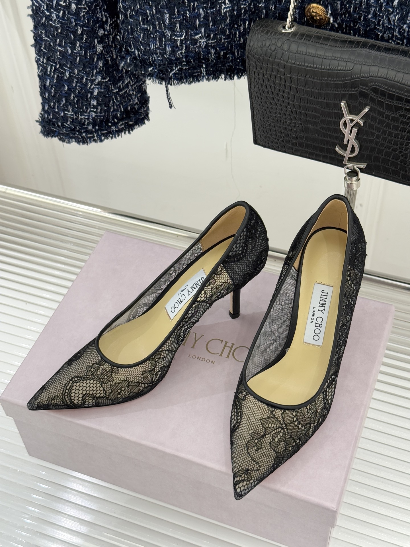 Jimmy Choo经典蕾丝尖头高跟鞋超级仙的一款啊！美得让人窒息！蕾丝给人以一种很神秘的感觉朦胧看不清