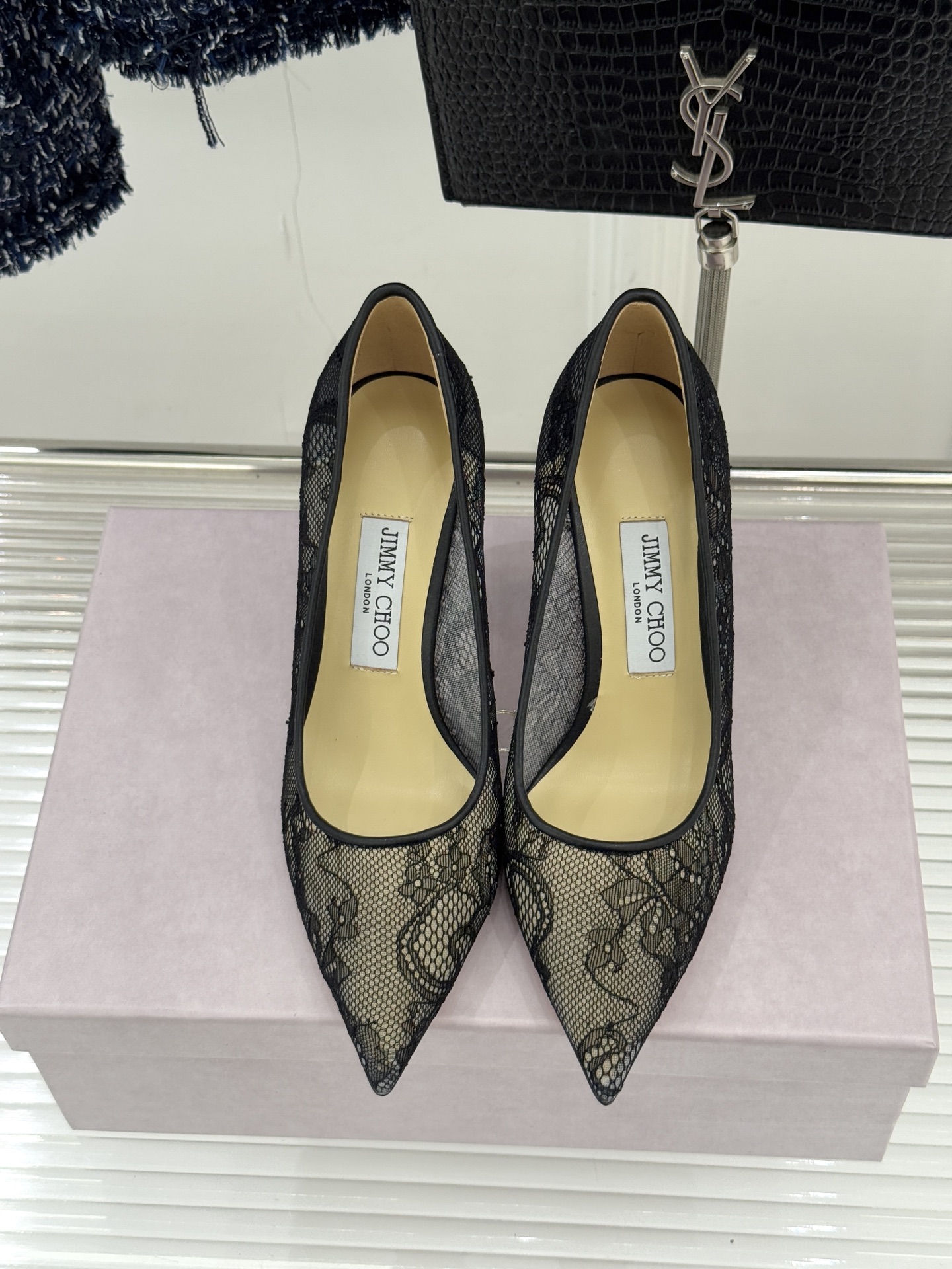 Jimmy Choo经典蕾丝尖头高跟鞋超级仙的一款啊！美得让人窒息！蕾丝给人以一种很神秘的感觉朦胧看不清