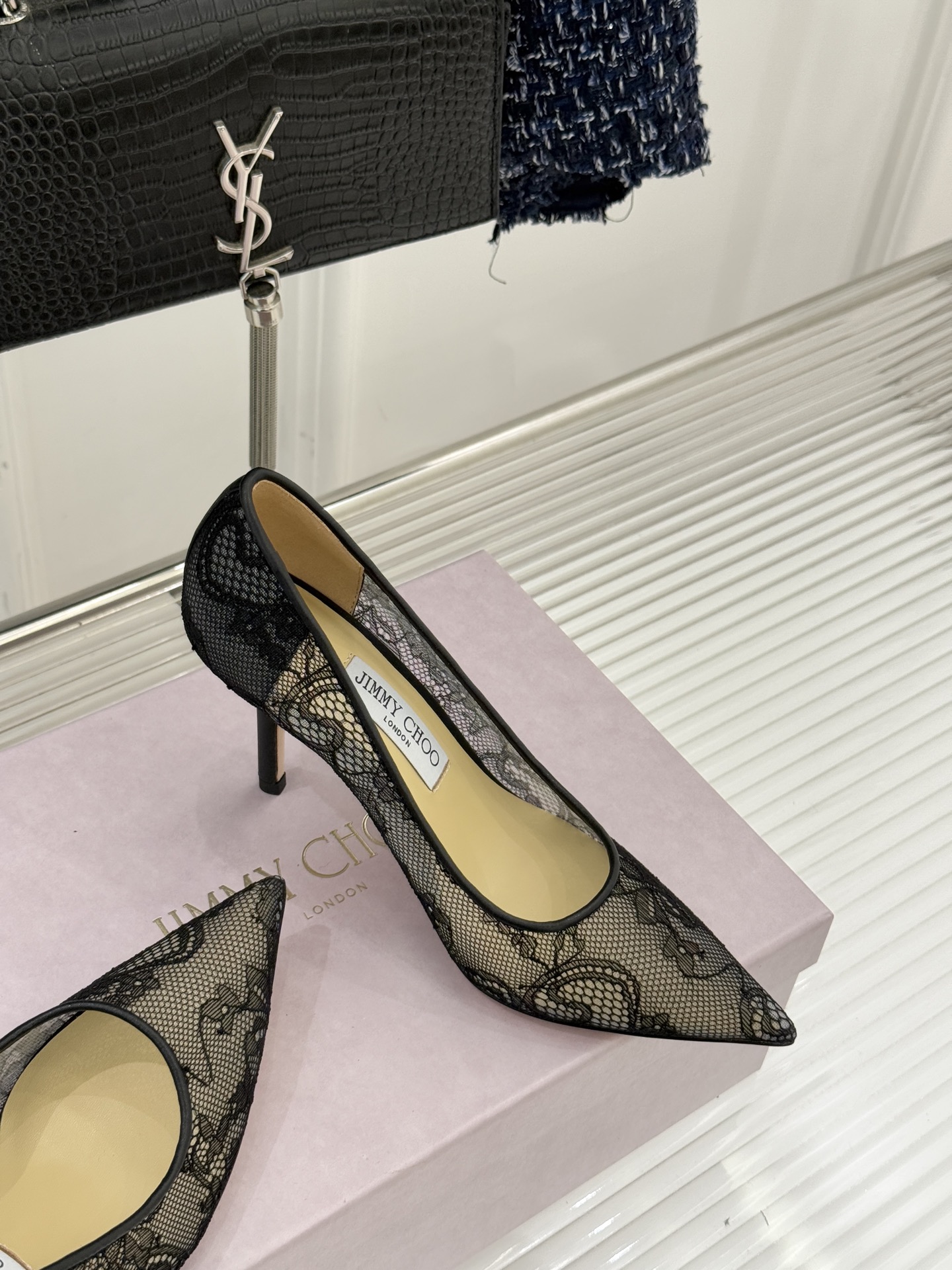 Jimmy Choo经典蕾丝尖头高跟鞋超级仙的一款啊！美得让人窒息！蕾丝给人以一种很神秘的感觉朦胧看不清