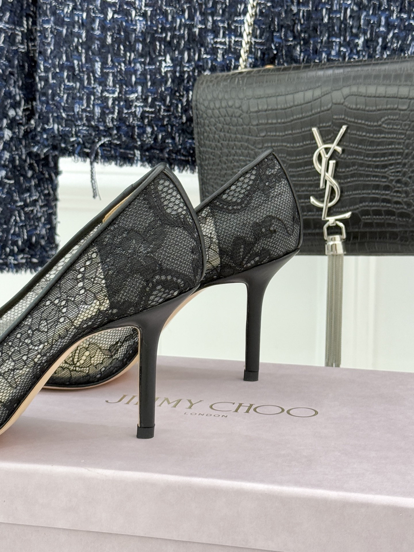 Jimmy Choo经典蕾丝尖头高跟鞋超级仙的一款啊！美得让人窒息！蕾丝给人以一种很神秘的感觉朦胧看不清