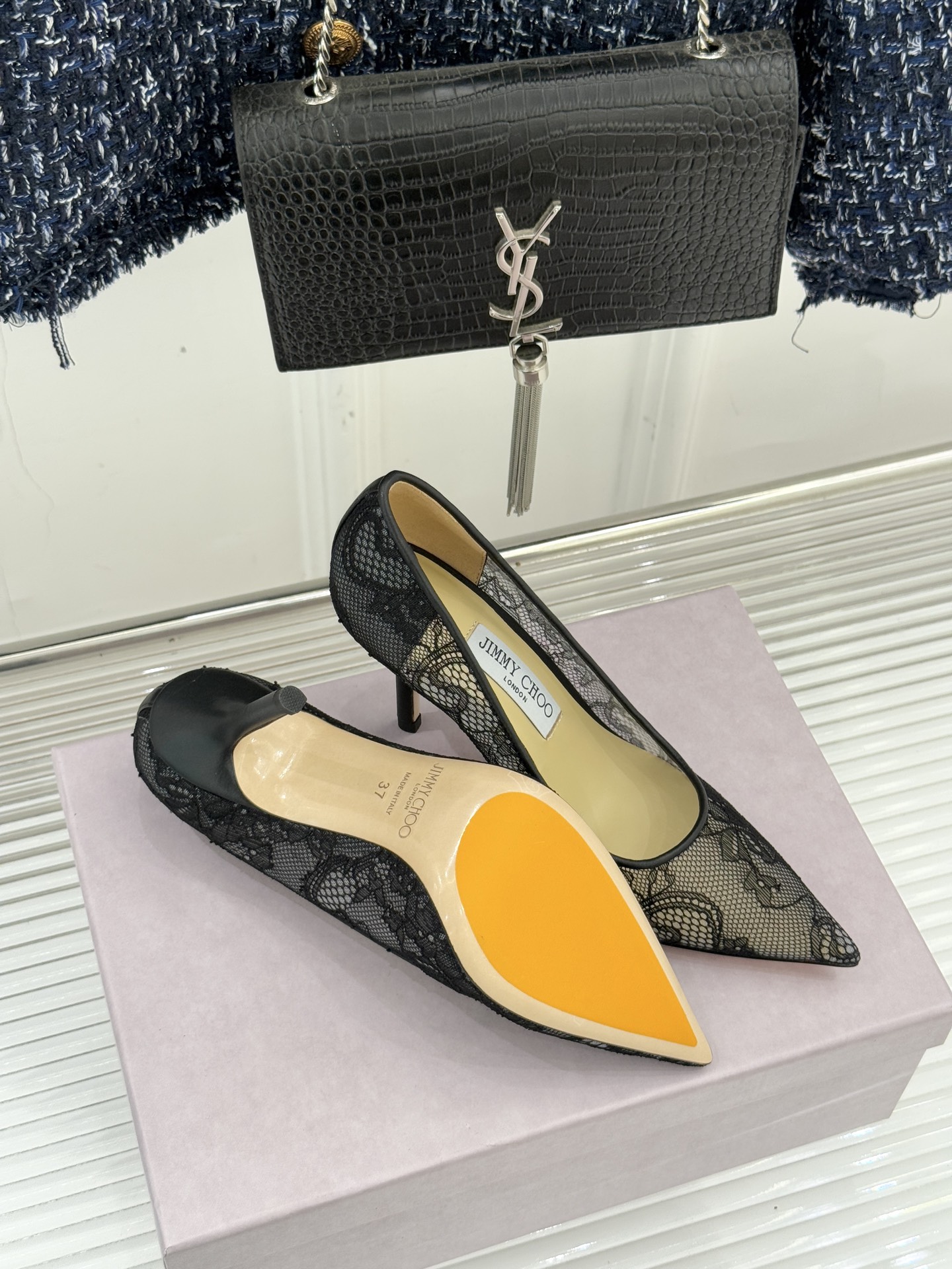 Jimmy Choo经典蕾丝尖头高跟鞋超级仙的一款啊！美得让人窒息！蕾丝给人以一种很神秘的感觉朦胧看不清