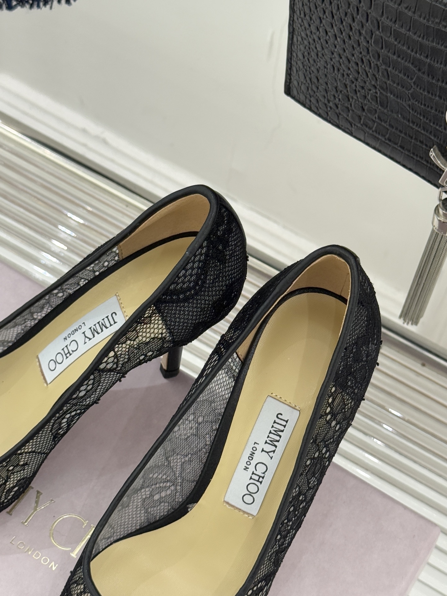 Jimmy Choo经典蕾丝尖头高跟鞋超级仙的一款啊！美得让人窒息！蕾丝给人以一种很神秘的感觉朦胧看不清