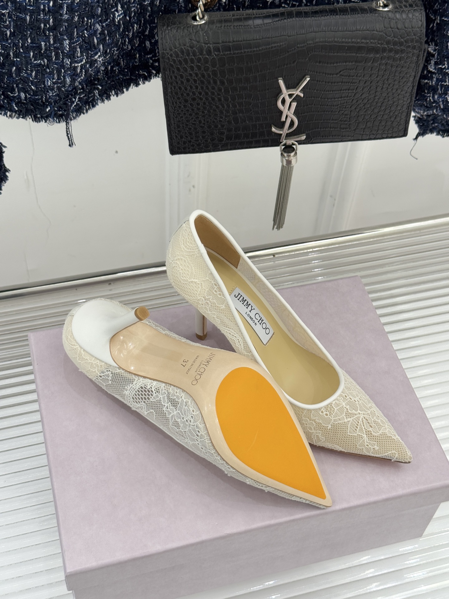 Jimmy Choo经典蕾丝尖头高跟鞋超级仙的一款啊！美得让人窒息！蕾丝给人以一种很神秘的感觉朦胧看不清