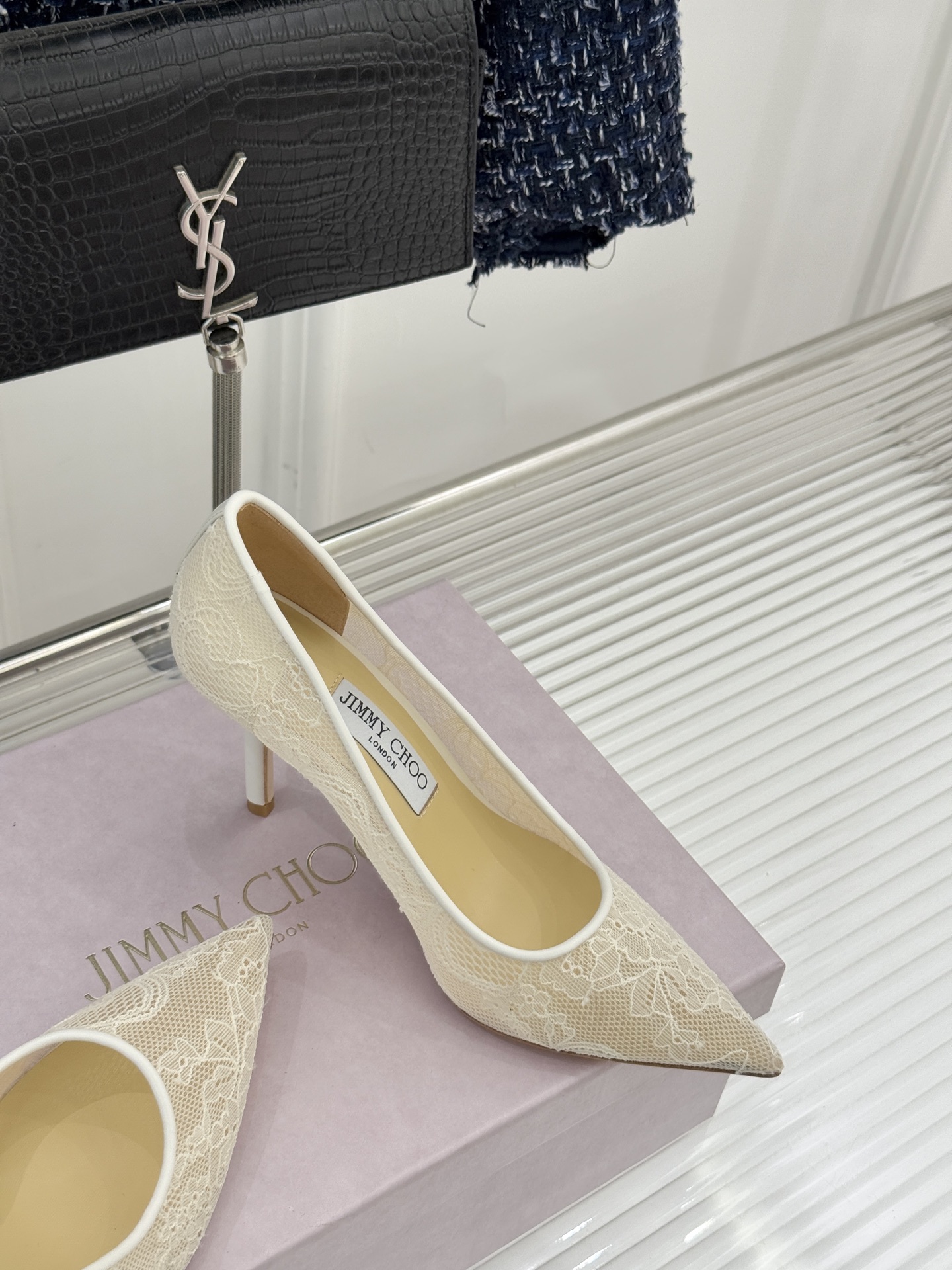 Jimmy Choo经典蕾丝尖头高跟鞋超级仙的一款啊！美得让人窒息！蕾丝给人以一种很神秘的感觉朦胧看不清