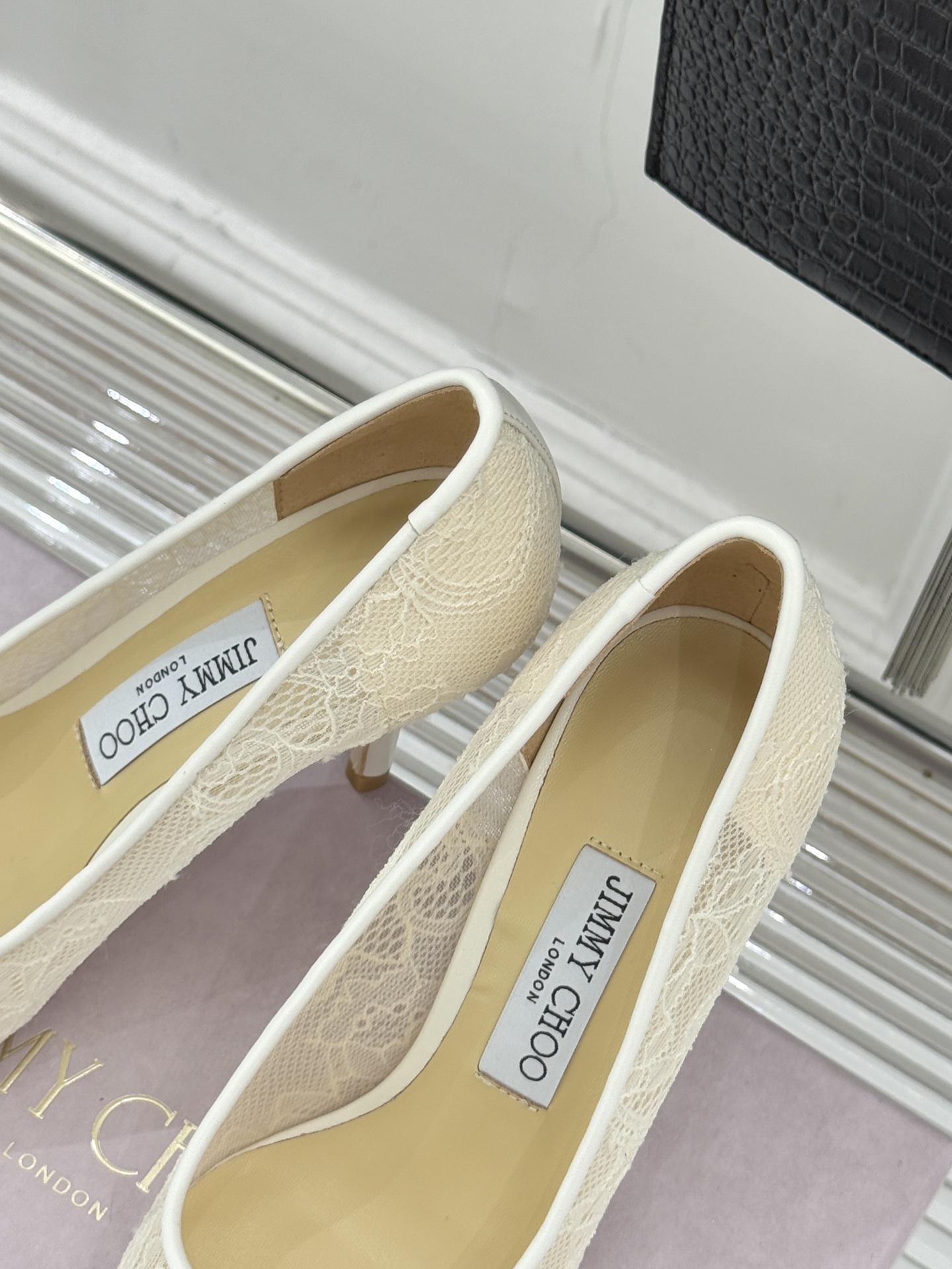 Jimmy Choo经典蕾丝尖头高跟鞋超级仙的一款啊！美得让人窒息！蕾丝给人以一种很神秘的感觉朦胧看不清