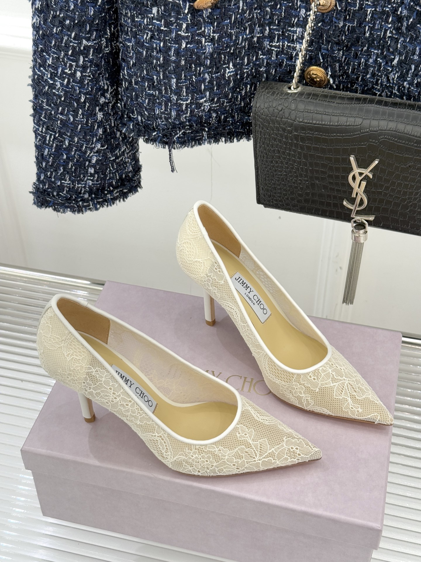 Jimmy Choo经典蕾丝尖头高跟鞋超级仙的一款啊！美得让人窒息！蕾丝给人以一种很神秘的感觉朦胧看不清