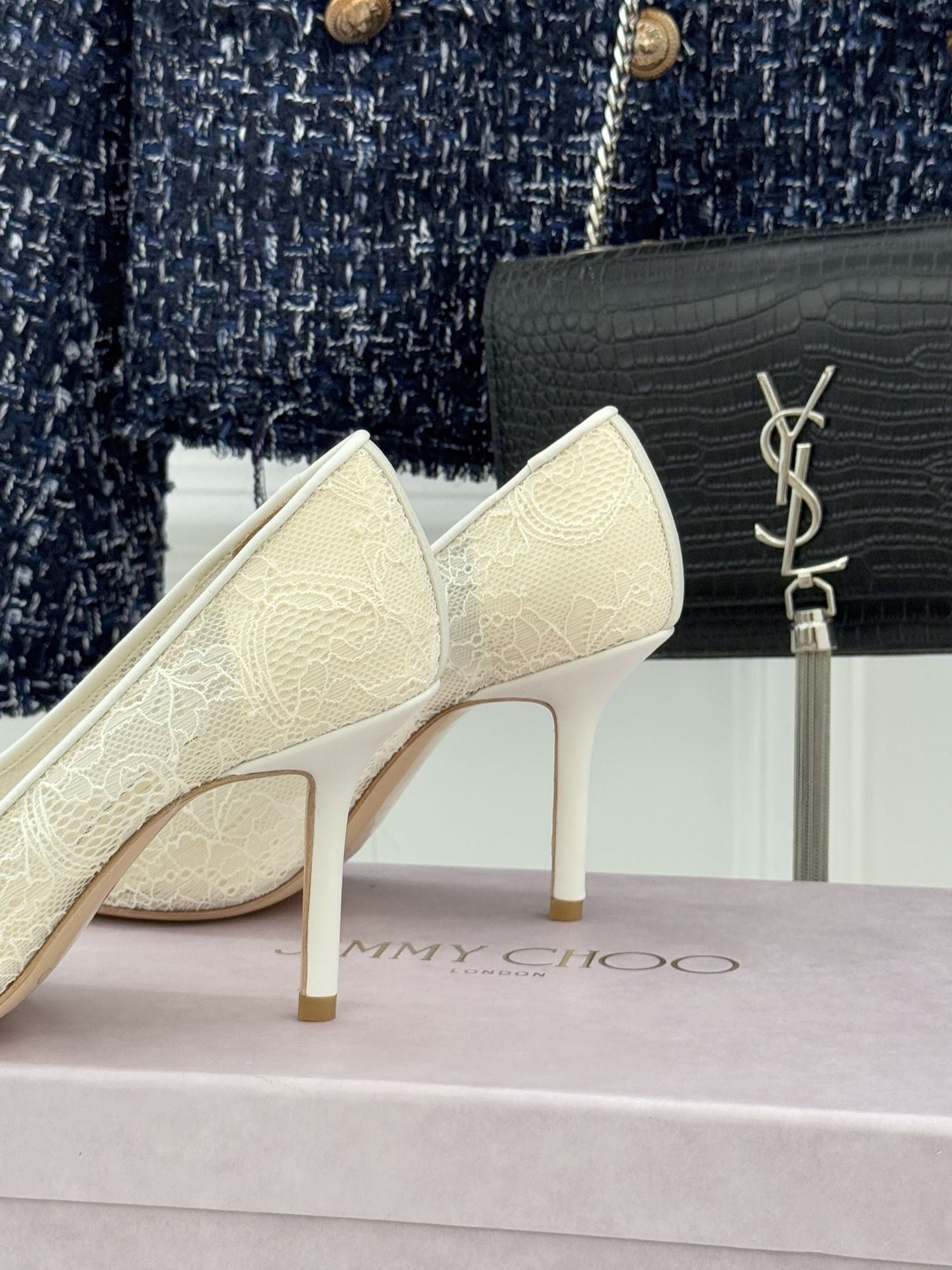 Jimmy Choo经典蕾丝尖头高跟鞋超级仙的一款啊！美得让人窒息！蕾丝给人以一种很神秘的感觉朦胧看不清
