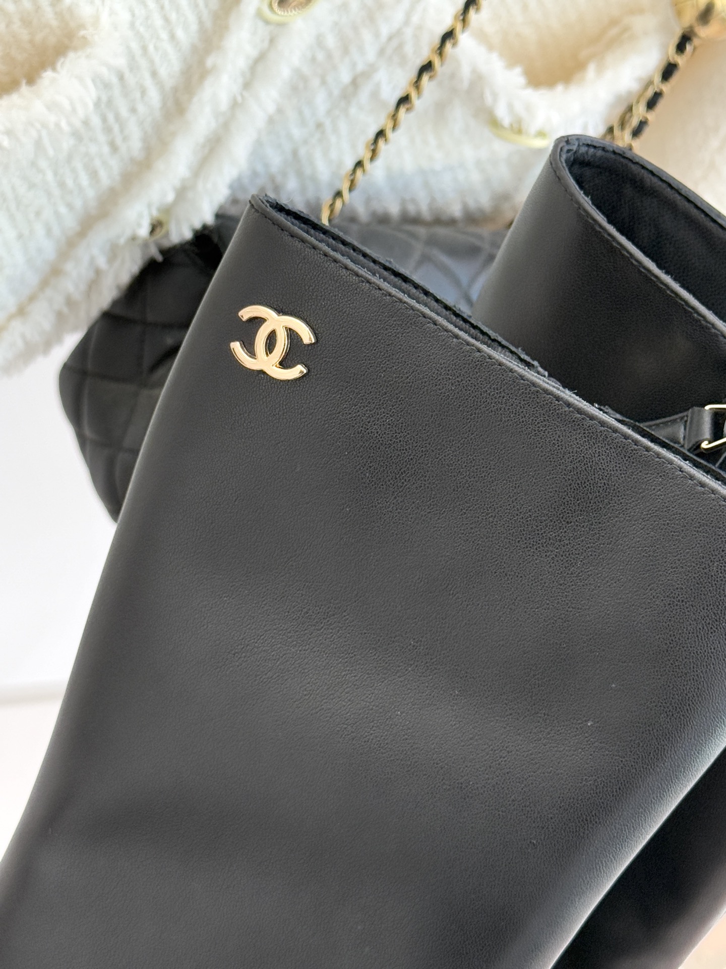 CHANE*｜小香经典金属双C侧拉链粗跟短靴经典不过时的设计质感兼具颜值与实用性既是秋冬穿搭的点睛之笔也