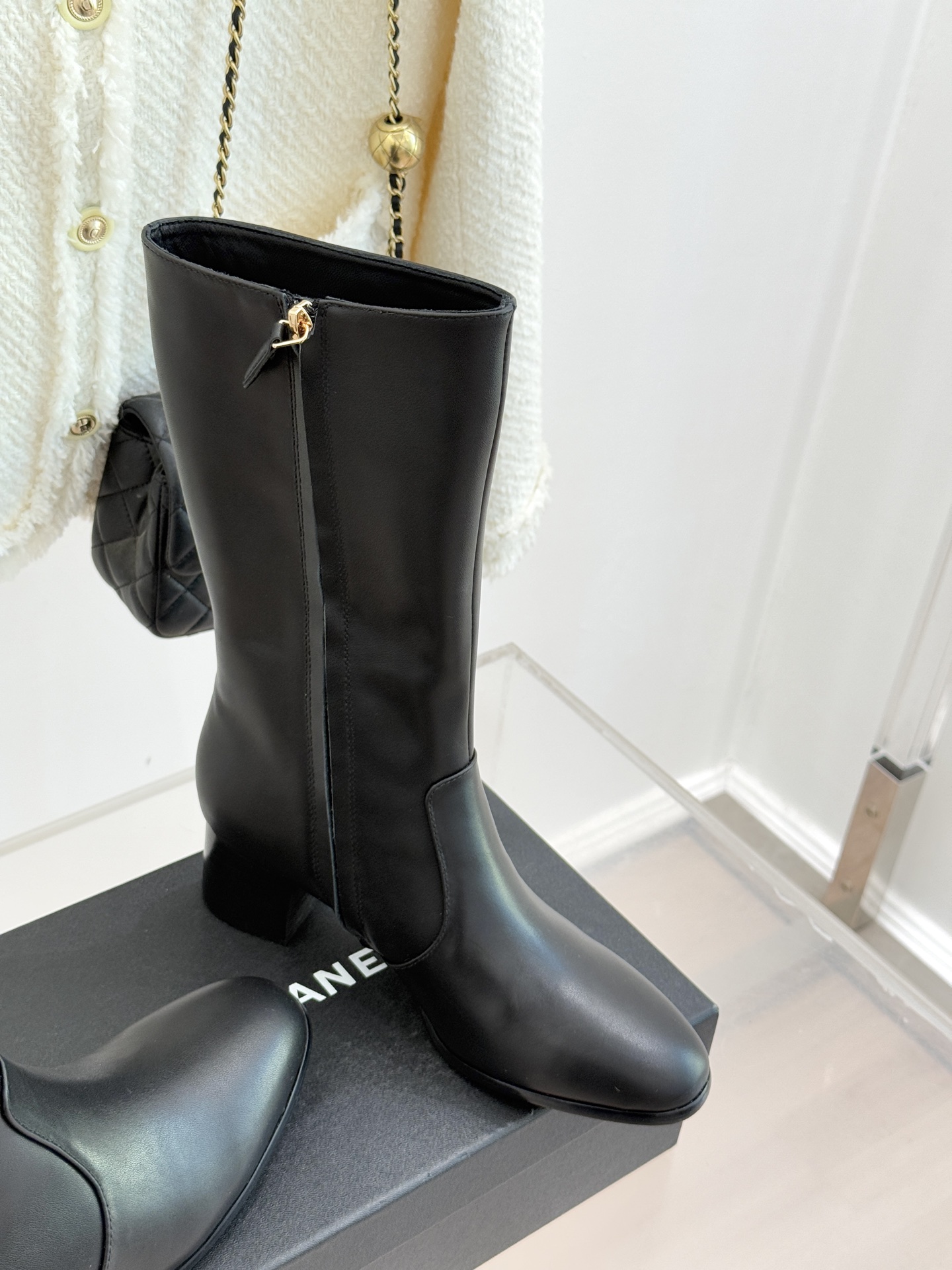 CHANE*｜小香经典金属双C侧拉链粗跟短靴经典不过时的设计质感兼具颜值与实用性既是秋冬穿搭的点睛之笔也