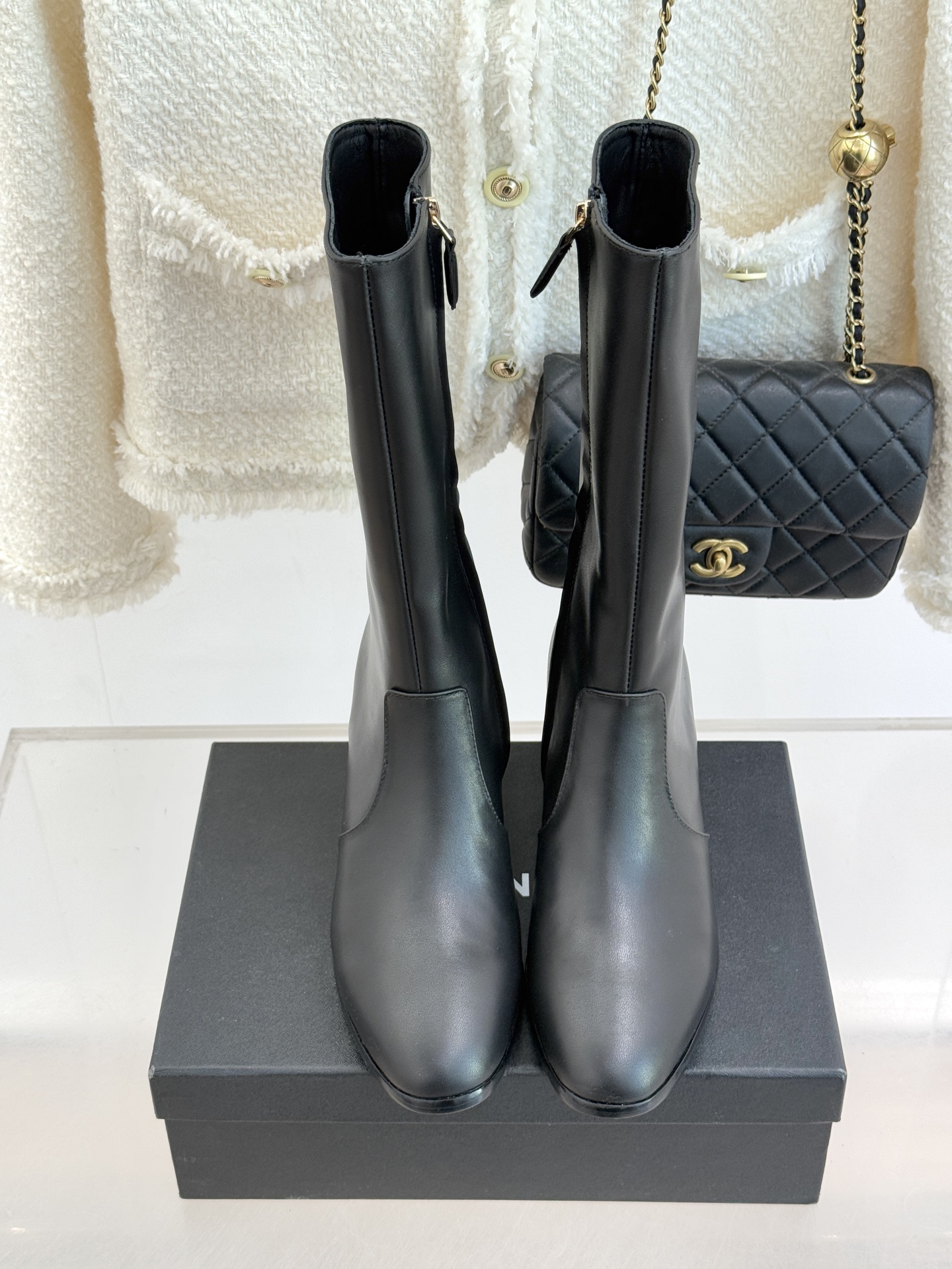 CHANE*｜小香经典金属双C侧拉链粗跟短靴经典不过时的设计质感兼具颜值与实用性既是秋冬穿搭的点睛之笔也