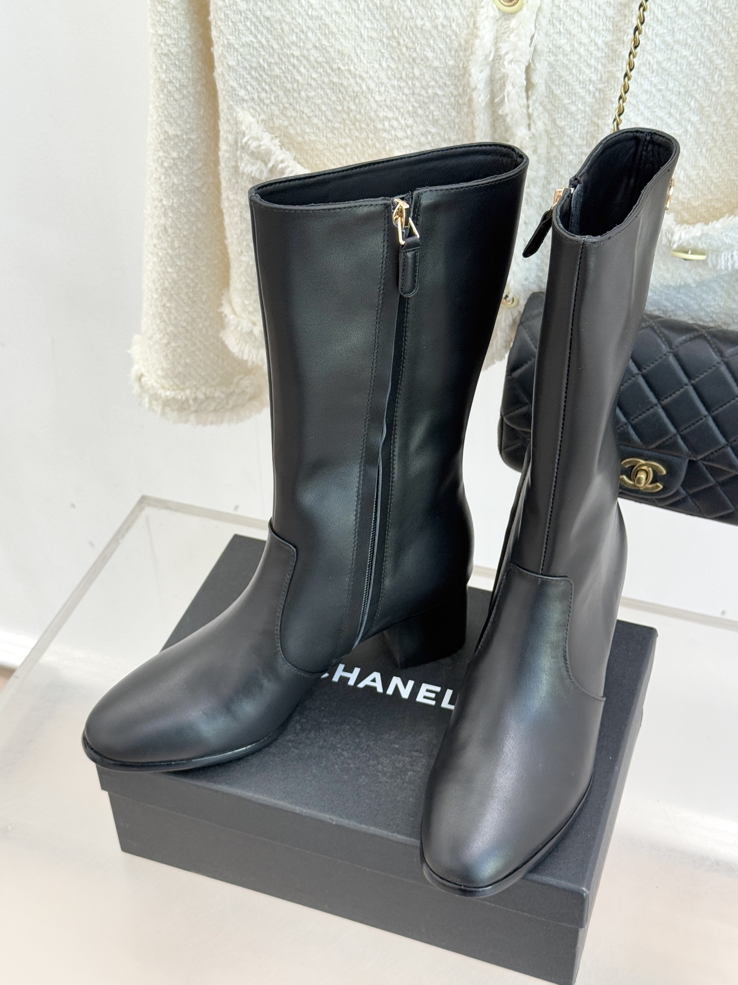 CHANE*｜小香经典金属双C侧拉链粗跟短靴经典不过时的设计质感兼具颜值与实用性既是秋冬穿搭的点睛之笔也