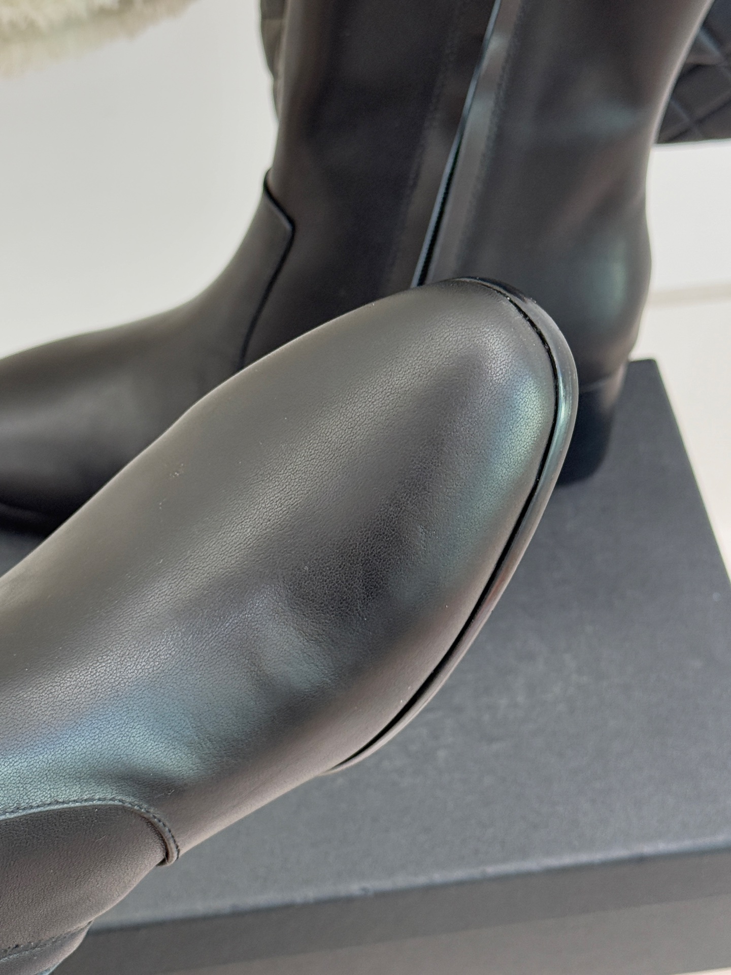 CHANE*｜小香经典金属双C侧拉链粗跟短靴经典不过时的设计质感兼具颜值与实用性既是秋冬穿搭的点睛之笔也