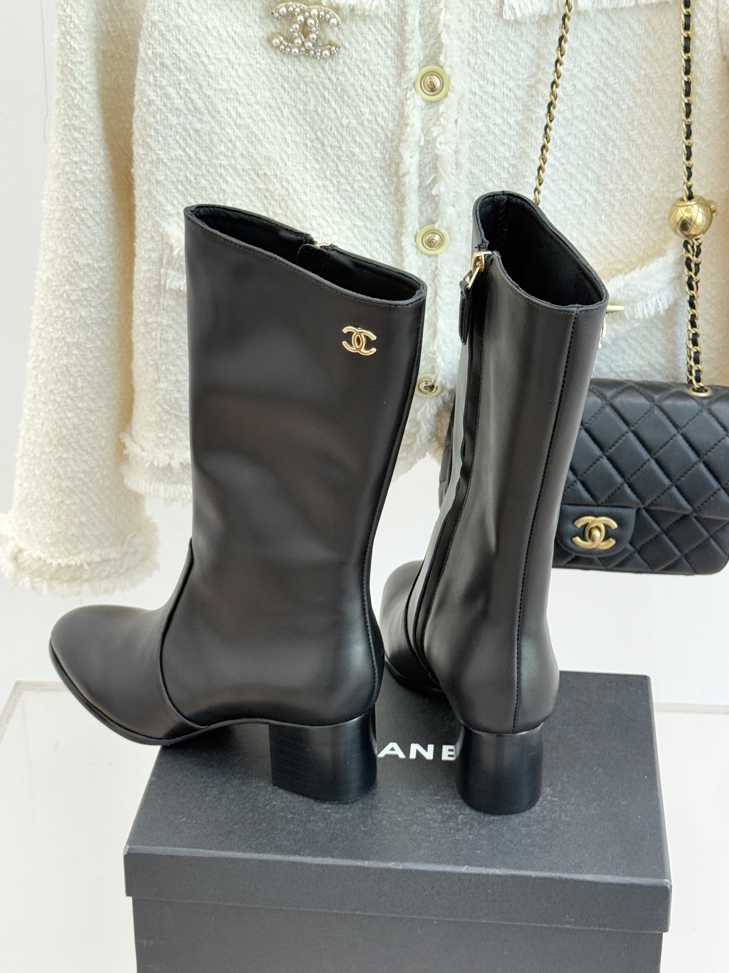 CHANE*｜小香经典金属双C侧拉链粗跟短靴经典不过时的设计质感兼具颜值与实用性既是秋冬穿搭的点睛之笔也