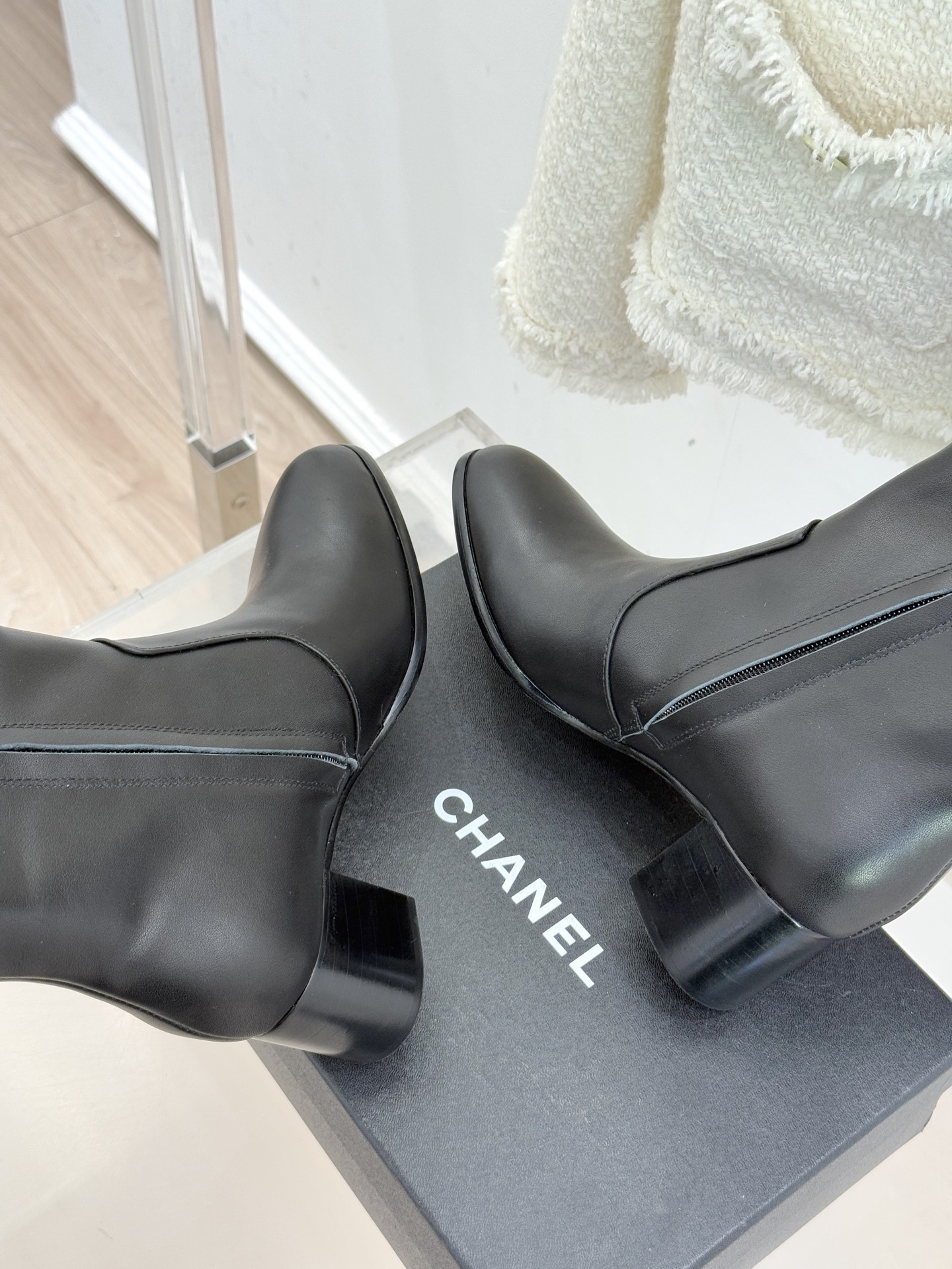 CHANE*｜小香经典金属双C侧拉链粗跟短靴经典不过时的设计质感兼具颜值与实用性既是秋冬穿搭的点睛之笔也