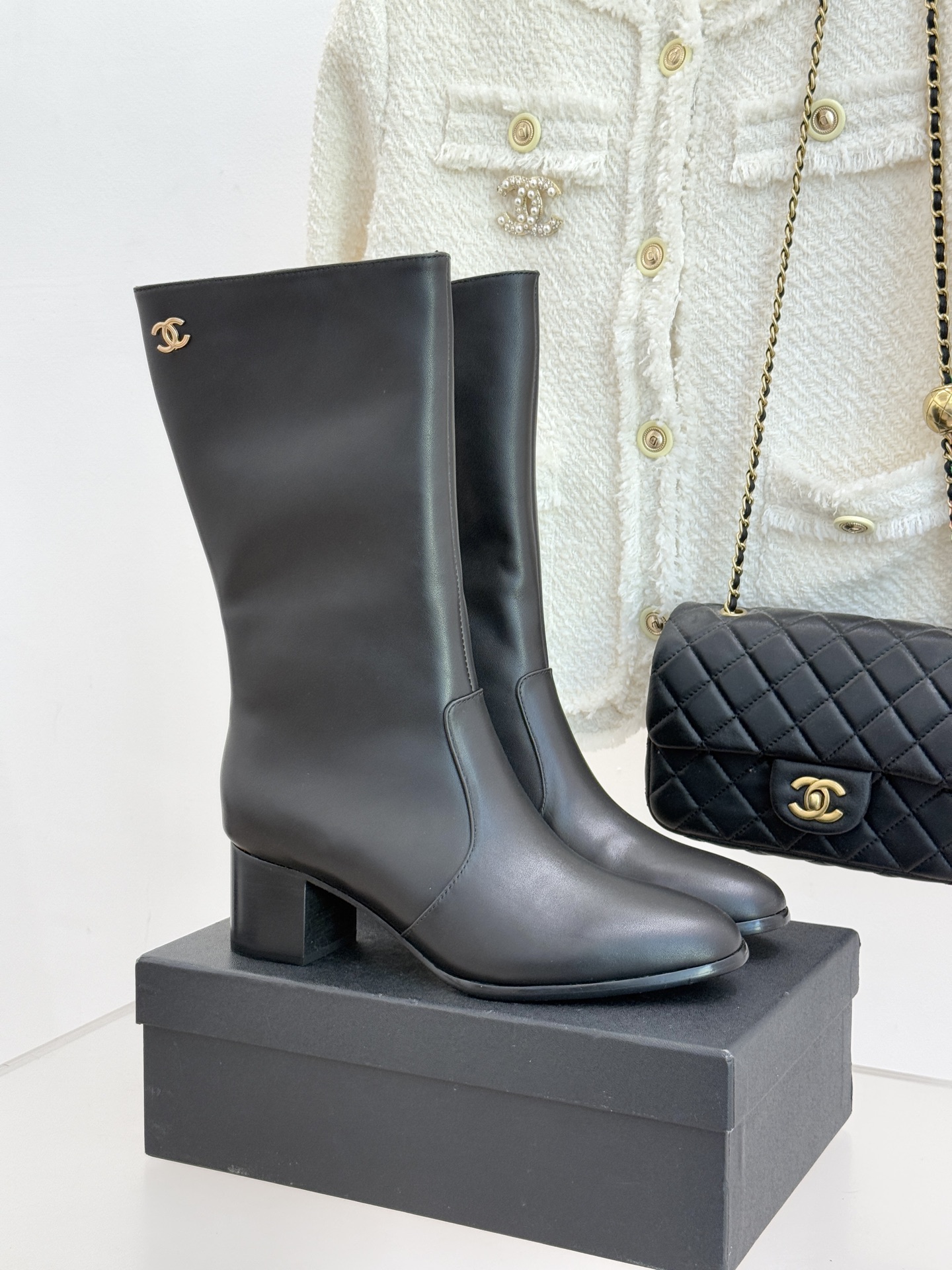 CHANE*｜小香经典金属双C侧拉链粗跟短靴经典不过时的设计质感兼具颜值与实用性既是秋冬穿搭的点睛之笔也