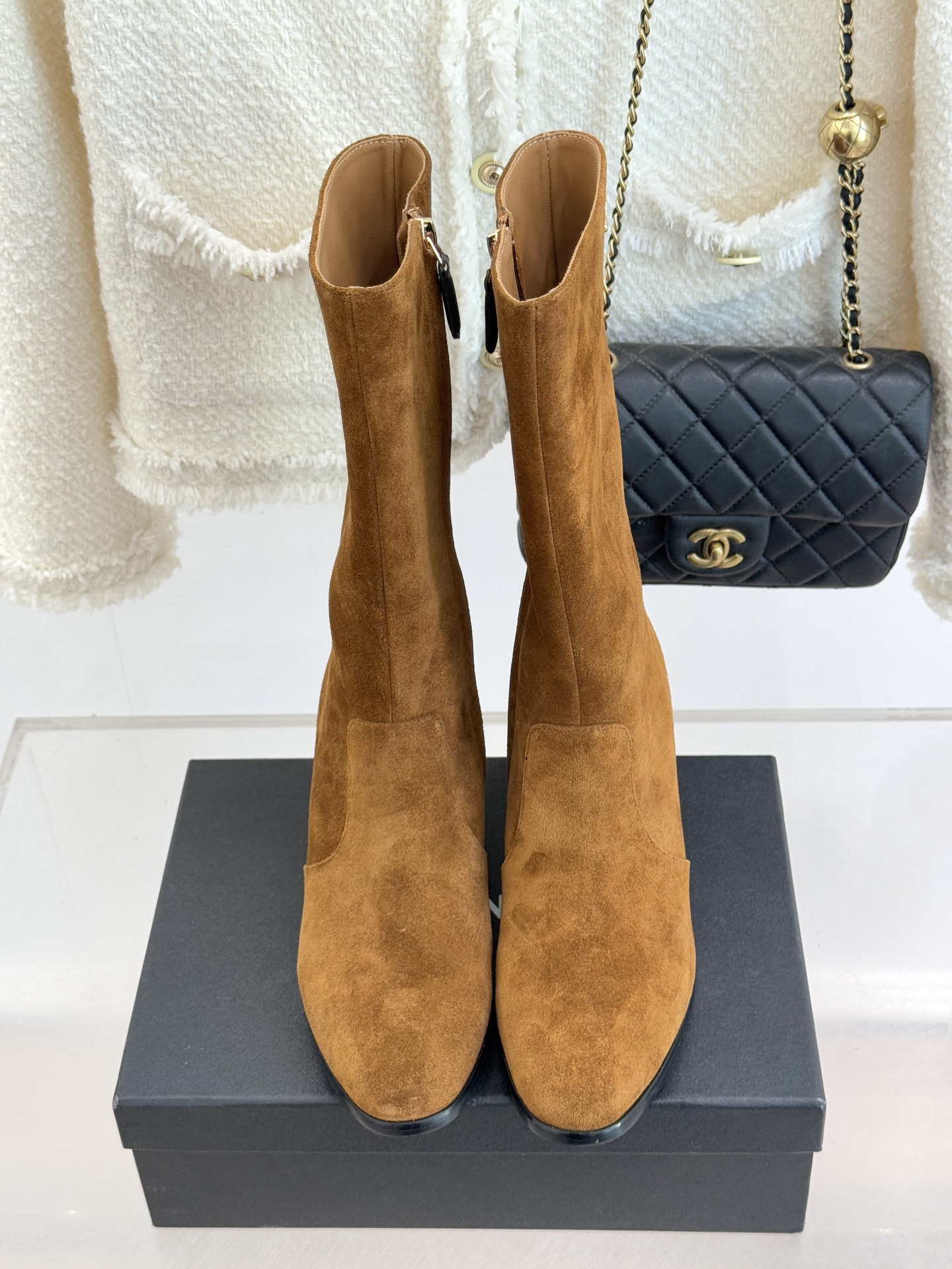 CHANE*｜小香经典金属双C侧拉链粗跟短靴经典不过时的设计质感兼具颜值与实用性既是秋冬穿搭的点睛之笔也