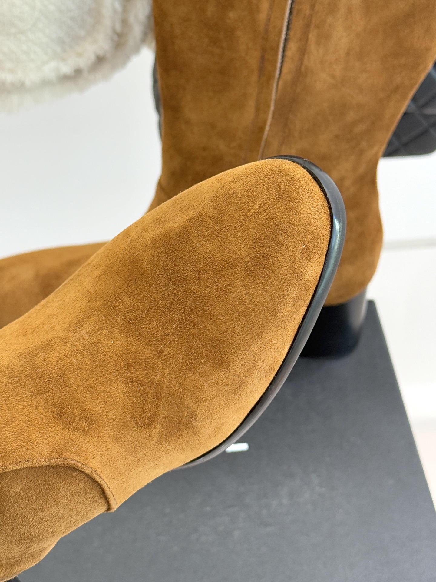 CHANE*｜小香经典金属双C侧拉链粗跟短靴经典不过时的设计质感兼具颜值与实用性既是秋冬穿搭的点睛之笔也