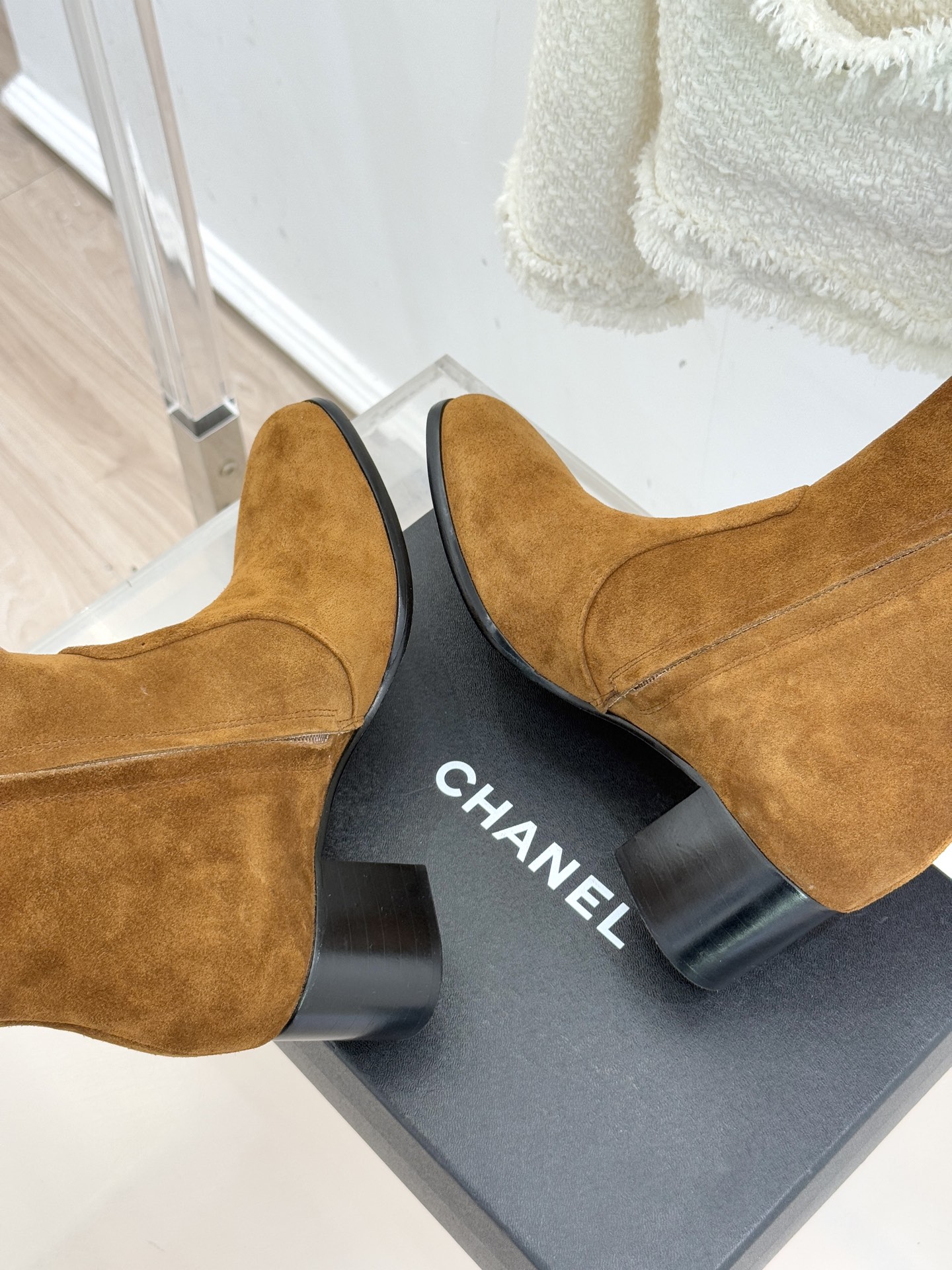 CHANE*｜小香经典金属双C侧拉链粗跟短靴经典不过时的设计质感兼具颜值与实用性既是秋冬穿搭的点睛之笔也