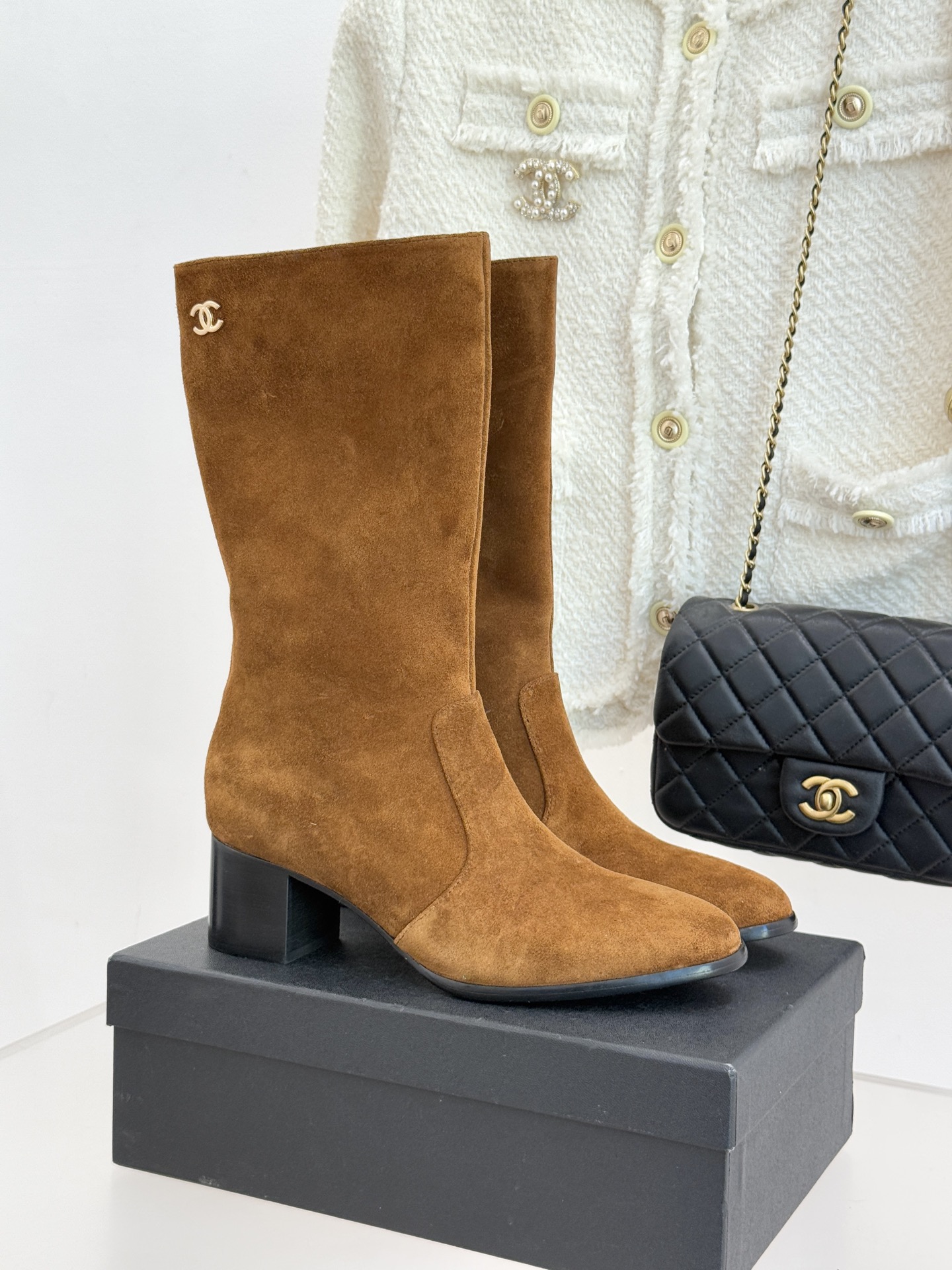 CHANE*｜小香经典金属双C侧拉链粗跟短靴经典不过时的设计质感兼具颜值与实用性既是秋冬穿搭的点睛之笔也