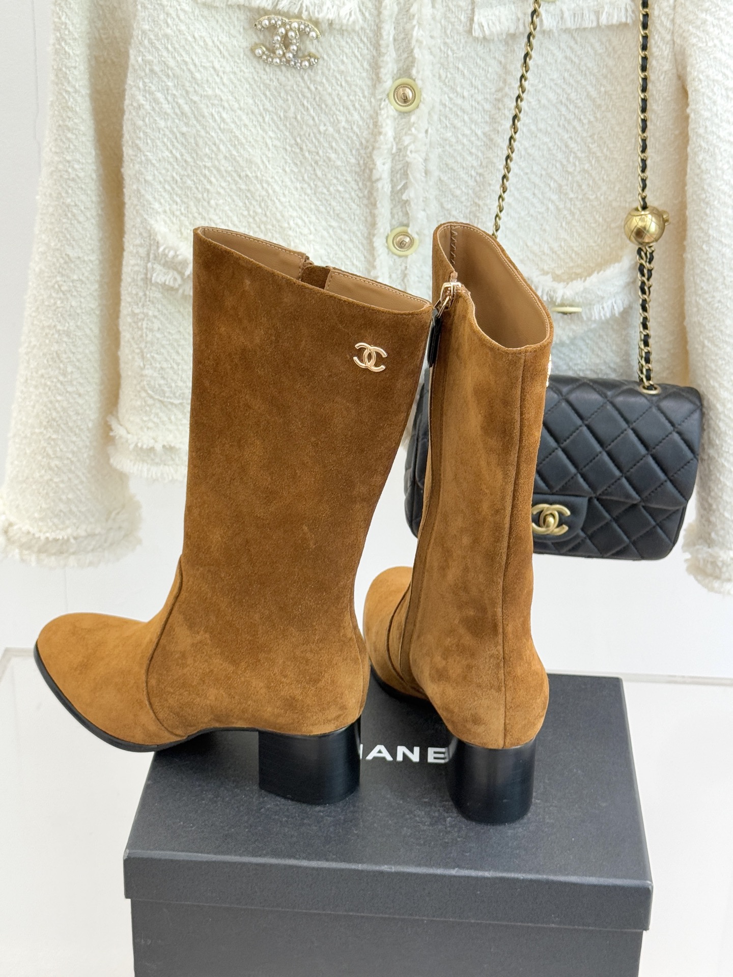 CHANE*｜小香经典金属双C侧拉链粗跟短靴经典不过时的设计质感兼具颜值与实用性既是秋冬穿搭的点睛之笔也