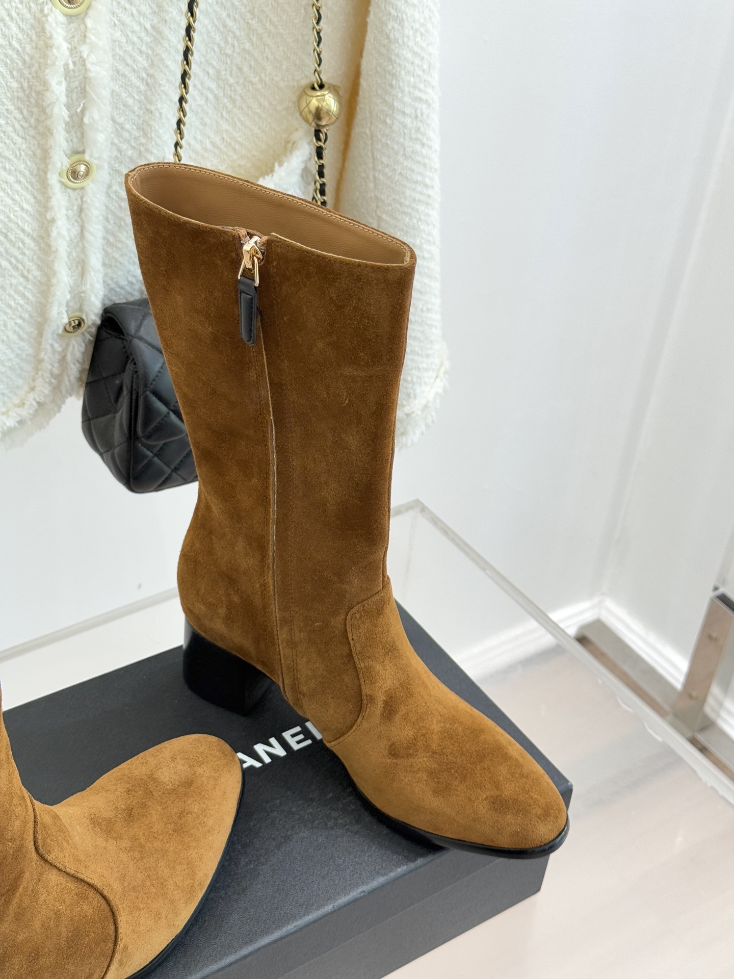 CHANE*｜小香经典金属双C侧拉链粗跟短靴经典不过时的设计质感兼具颜值与实用性既是秋冬穿搭的点睛之笔也