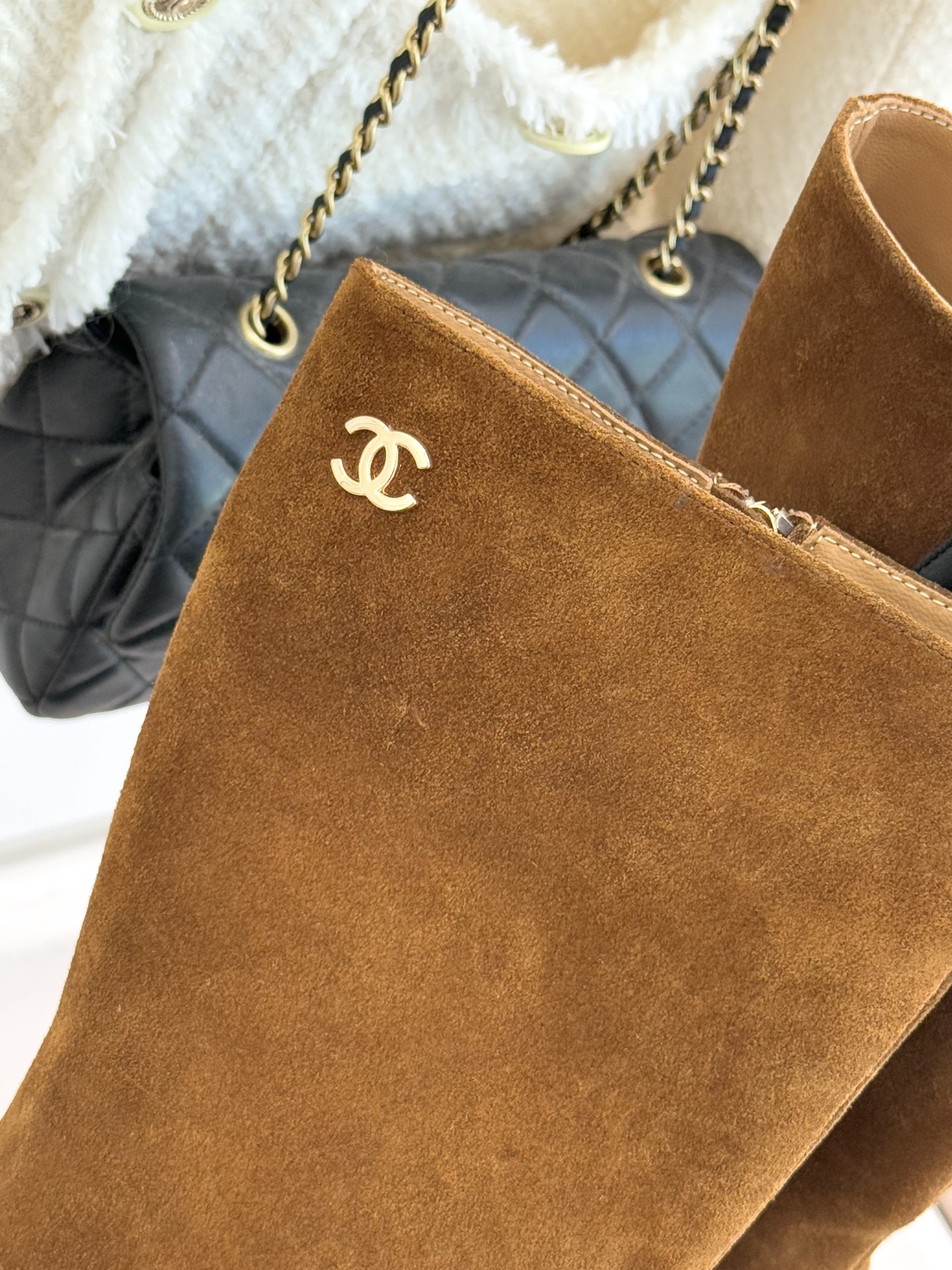 CHANE*｜小香经典金属双C侧拉链粗跟短靴经典不过时的设计质感兼具颜值与实用性既是秋冬穿搭的点睛之笔也