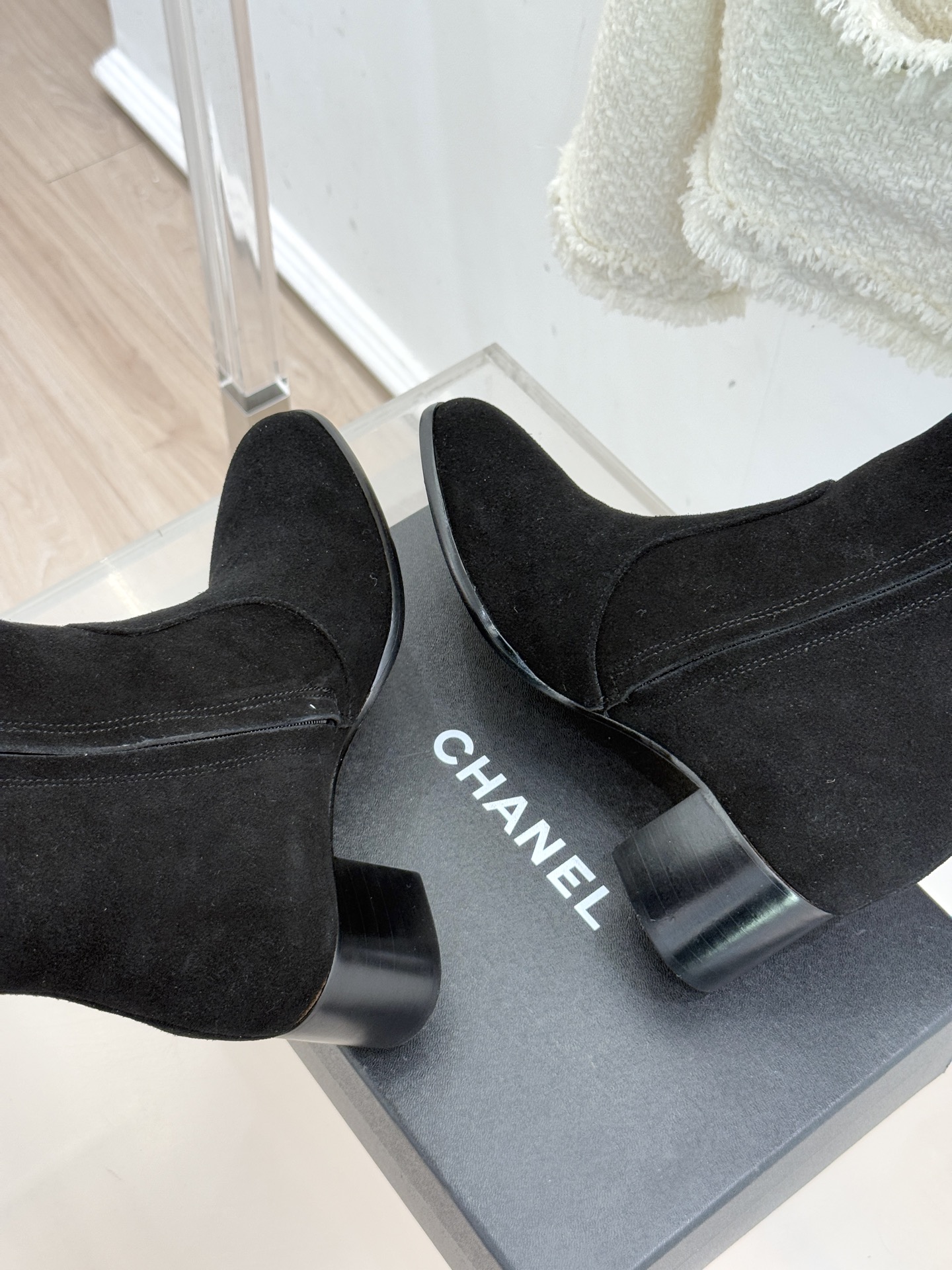 CHANE*｜小香经典金属双C侧拉链粗跟短靴经典不过时的设计质感兼具颜值与实用性既是秋冬穿搭的点睛之笔也