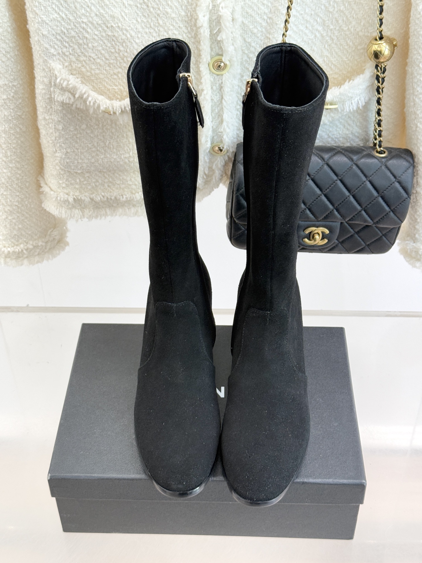 CHANE*｜小香经典金属双C侧拉链粗跟短靴经典不过时的设计质感兼具颜值与实用性既是秋冬穿搭的点睛之笔也