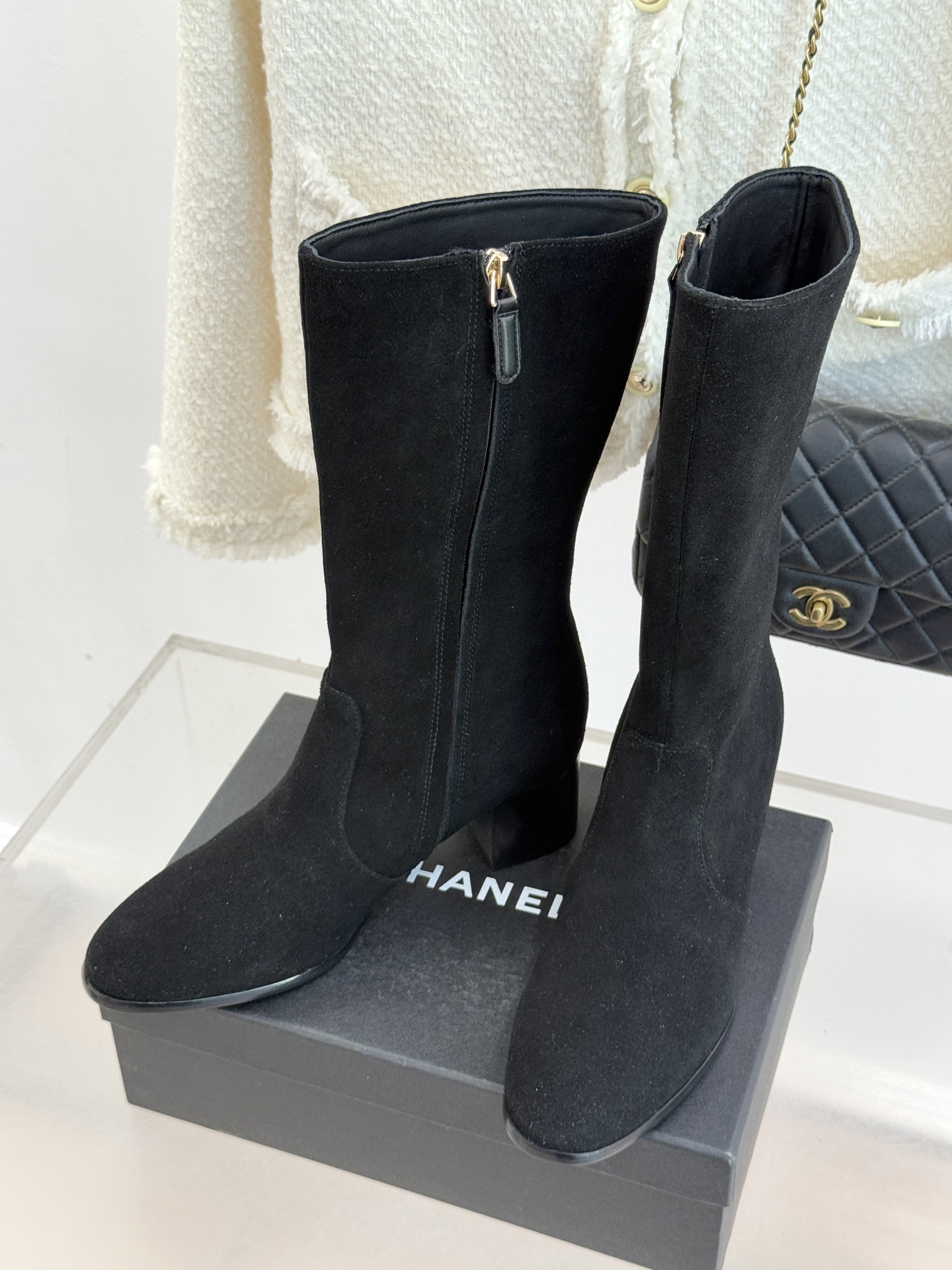 CHANE*｜小香经典金属双C侧拉链粗跟短靴经典不过时的设计质感兼具颜值与实用性既是秋冬穿搭的点睛之笔也