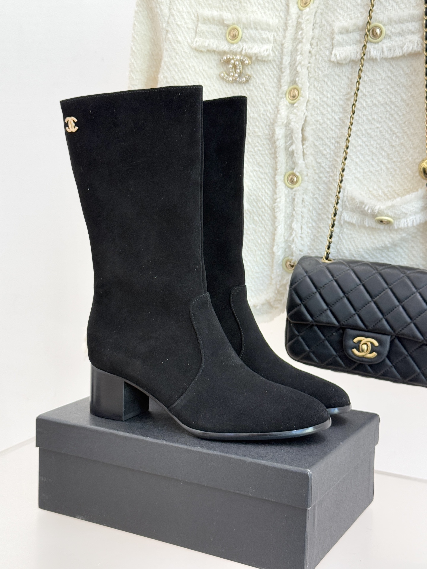 CHANE*｜小香经典金属双C侧拉链粗跟短靴经典不过时的设计质感兼具颜值与实用性既是秋冬穿搭的点睛之笔也