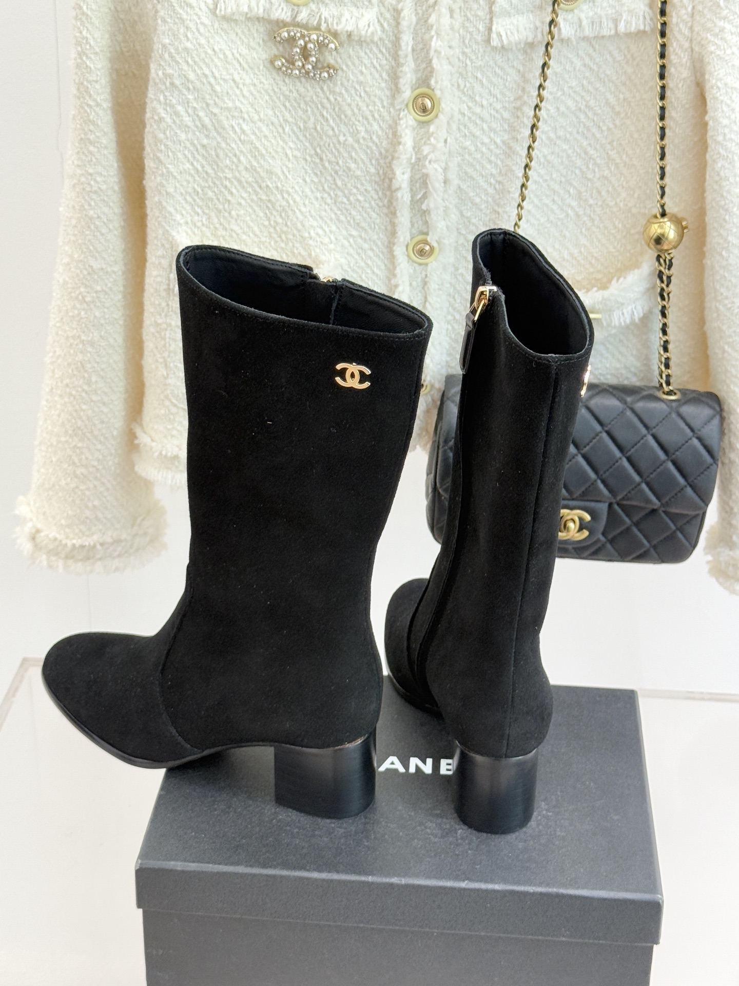 CHANE*｜小香经典金属双C侧拉链粗跟短靴经典不过时的设计质感兼具颜值与实用性既是秋冬穿搭的点睛之笔也