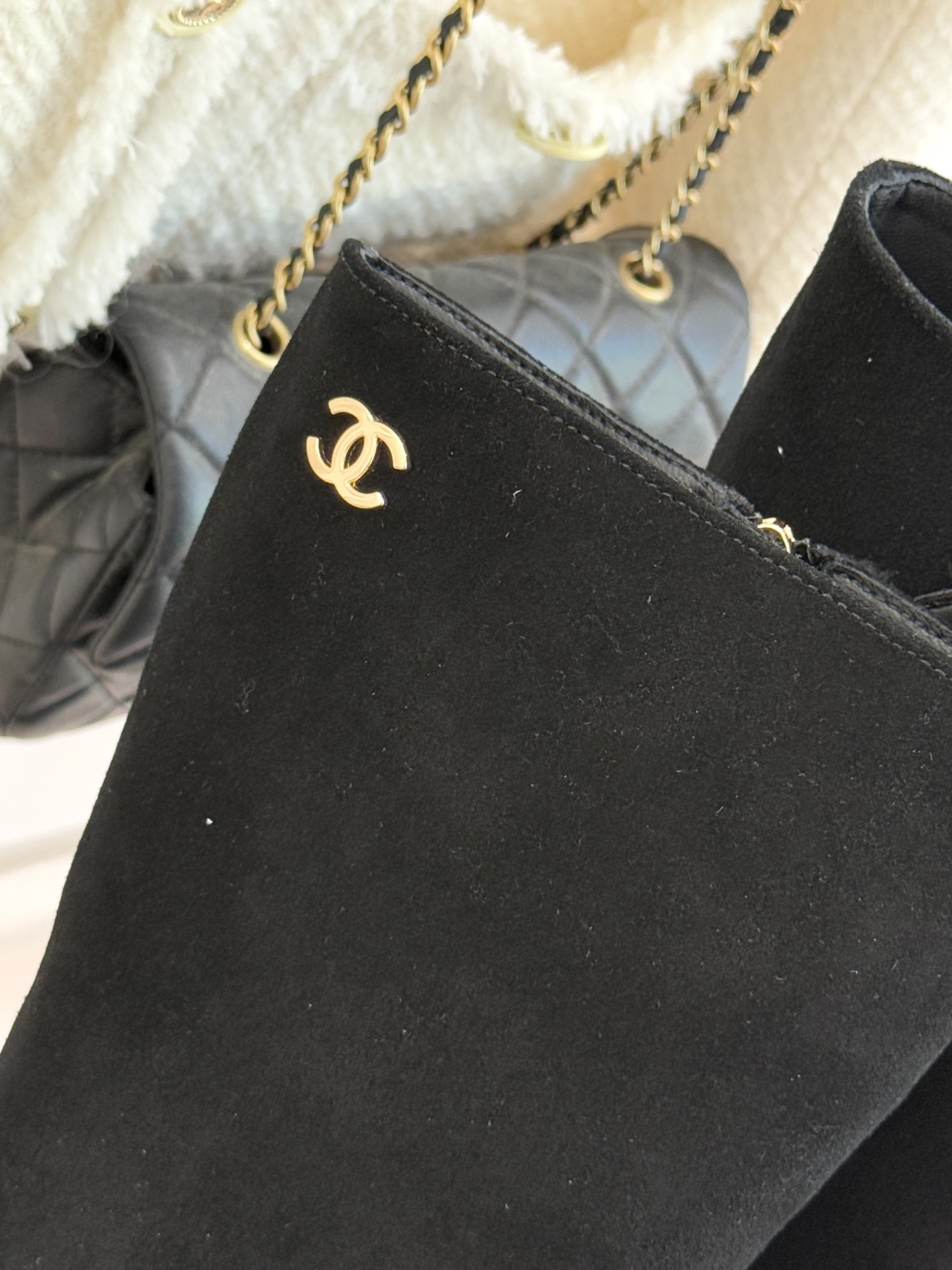 CHANE*｜小香经典金属双C侧拉链粗跟短靴经典不过时的设计质感兼具颜值与实用性既是秋冬穿搭的点睛之笔也