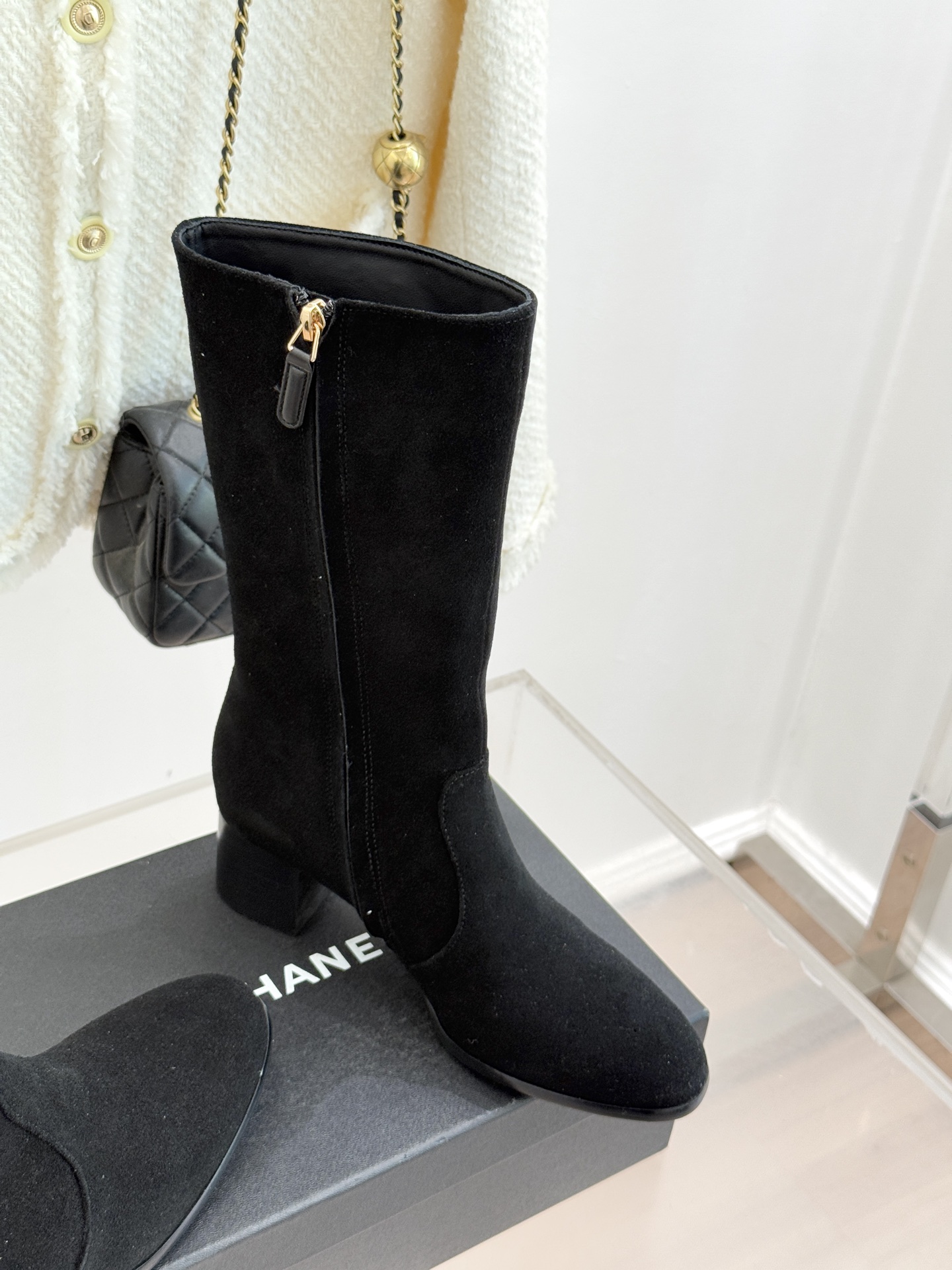 CHANE*｜小香经典金属双C侧拉链粗跟短靴经典不过时的设计质感兼具颜值与实用性既是秋冬穿搭的点睛之笔也