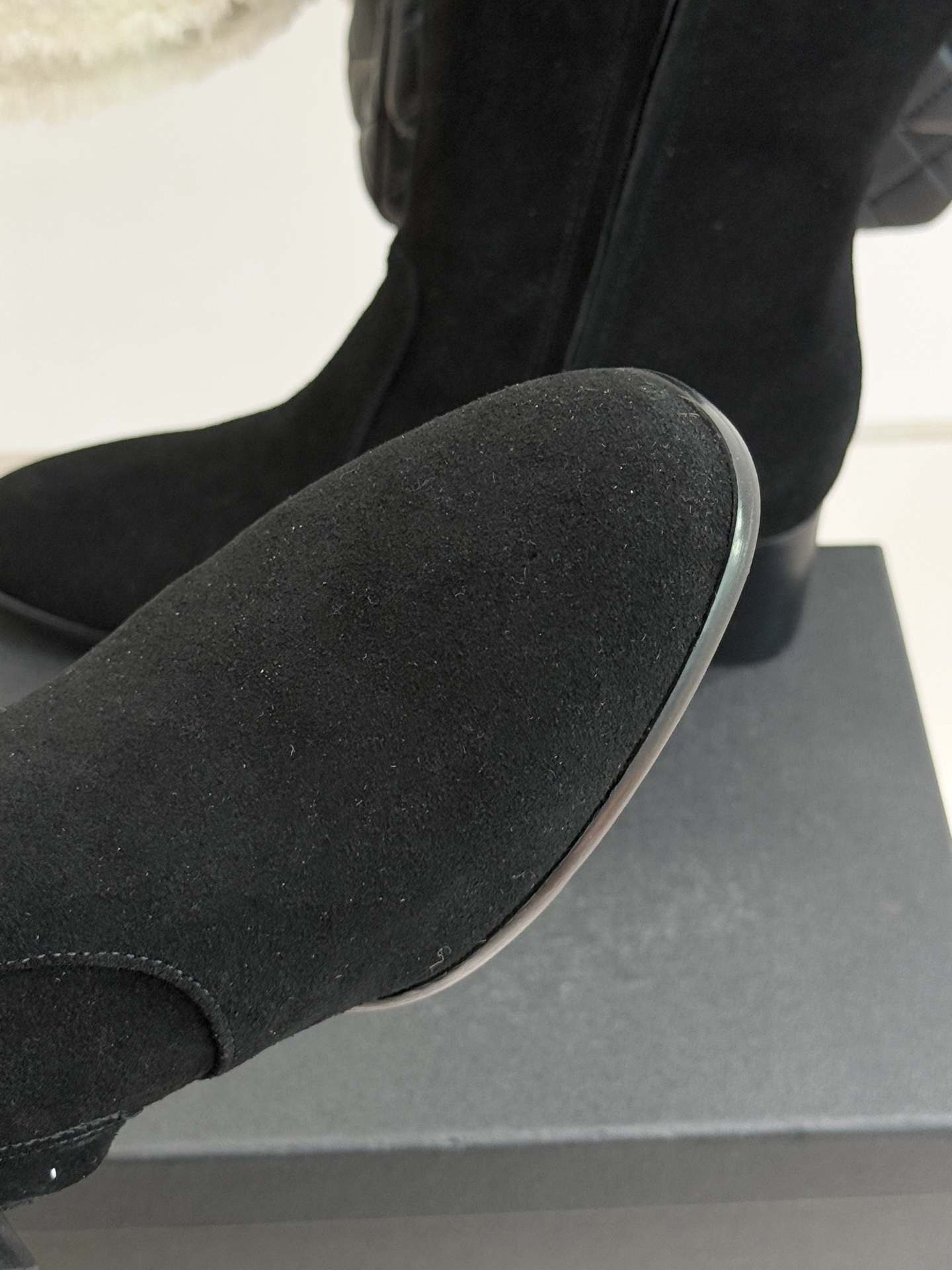 CHANE*｜小香经典金属双C侧拉链粗跟短靴经典不过时的设计质感兼具颜值与实用性既是秋冬穿搭的点睛之笔也