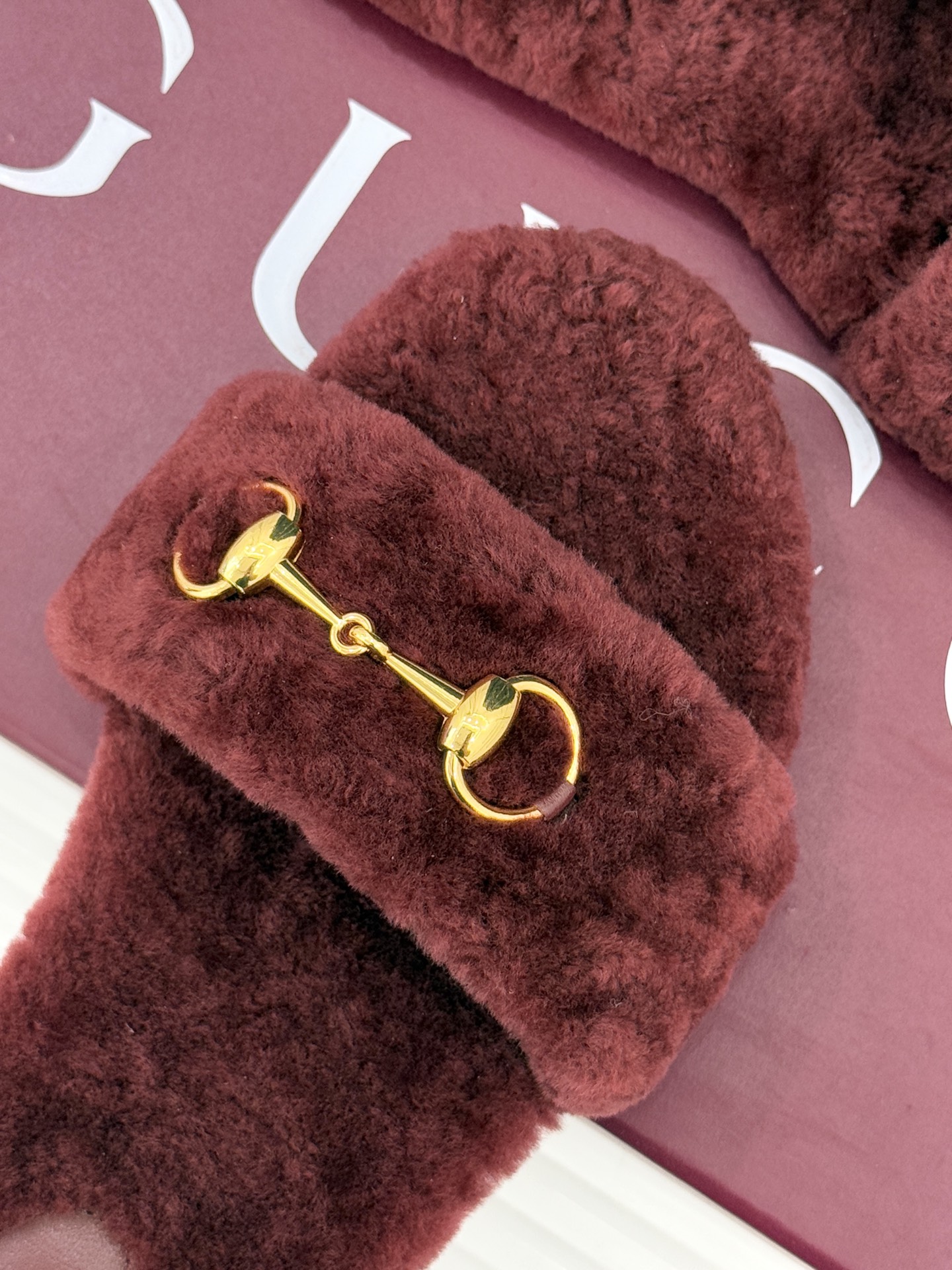 Gucci/古驰25WF秋冬马衔扣一字带平底毛拖 承续品牌百年马术基因浅金色马衔扣金属件缀于鞋面利落勾勒